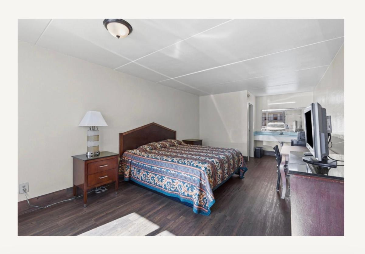 King Room - Non-Smoking photo 1