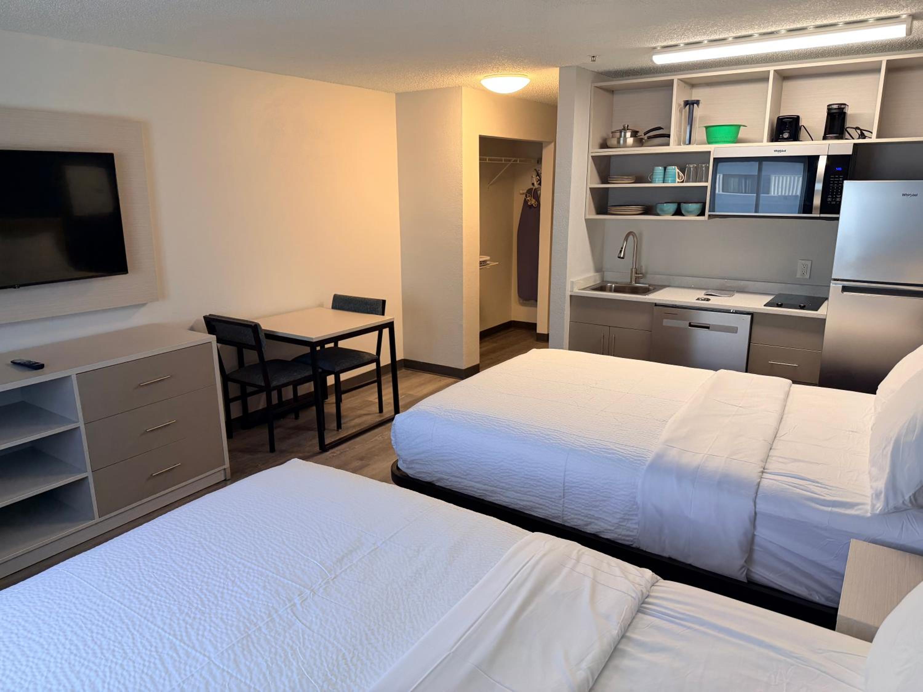 Efficiency Room with Two Double Beds - Non-Smoking