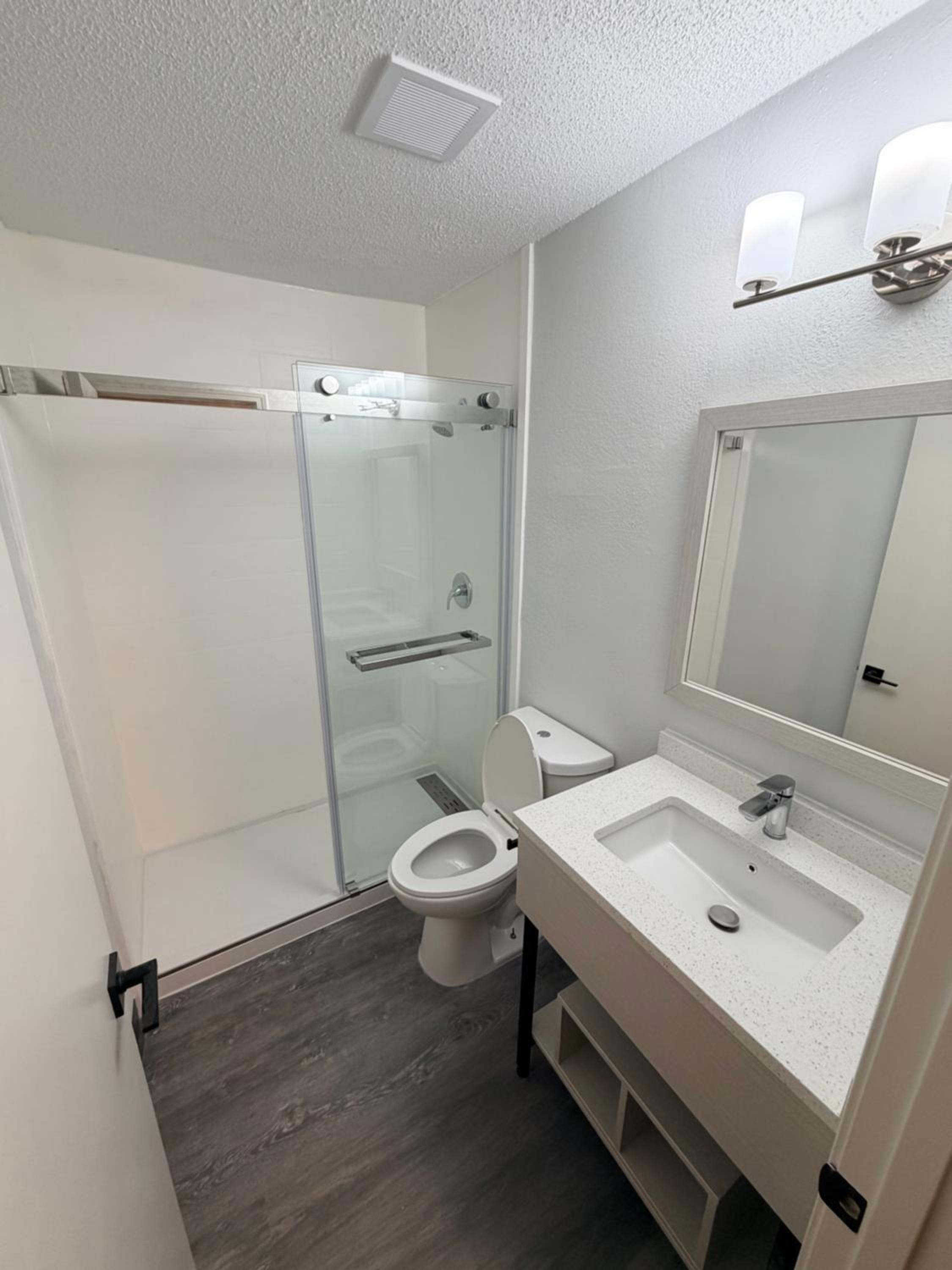 Efficiency King Suite - Non-Smoking - Photo 3