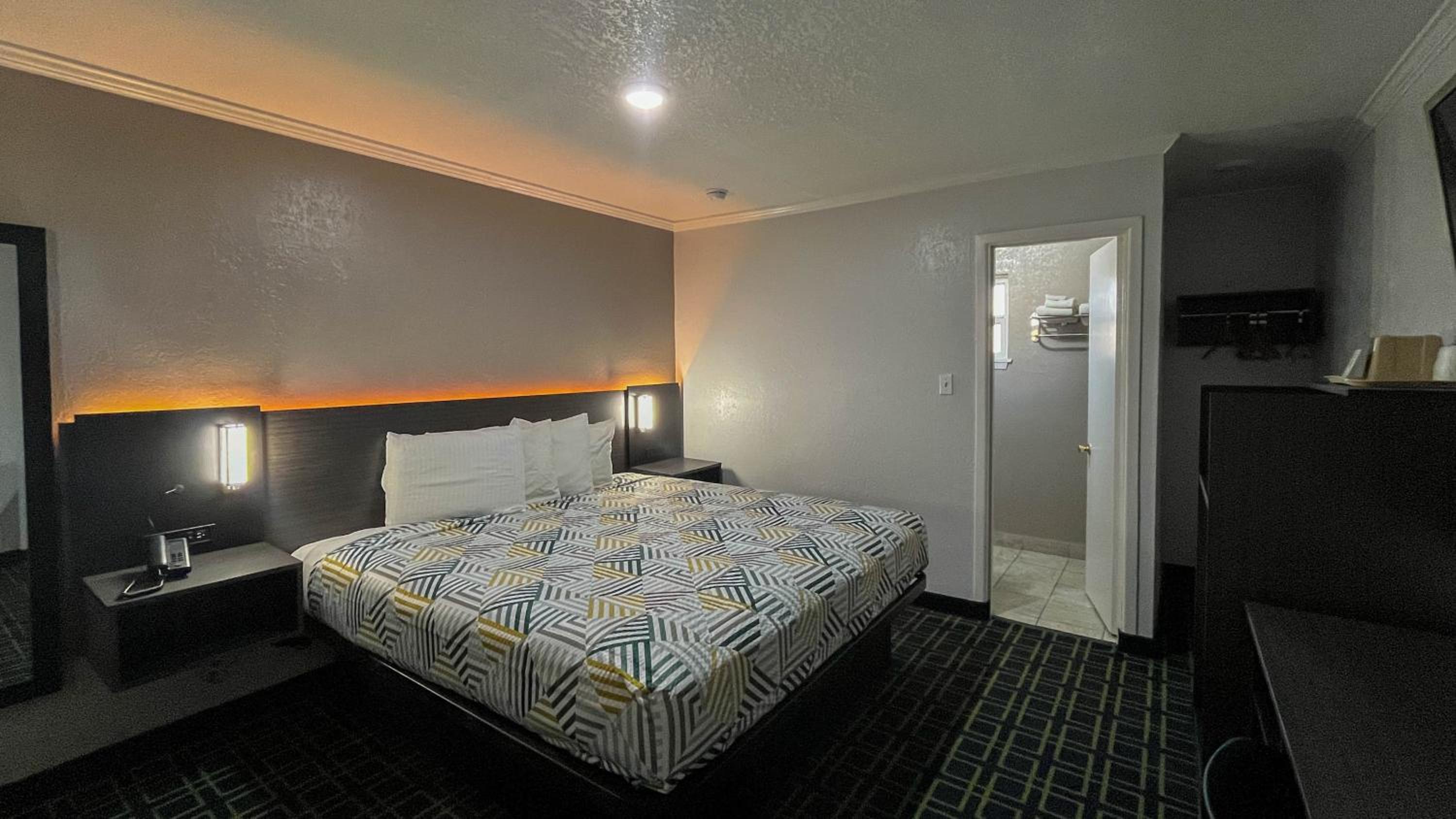 1 King Bed | Non-Smoking, Micfridge