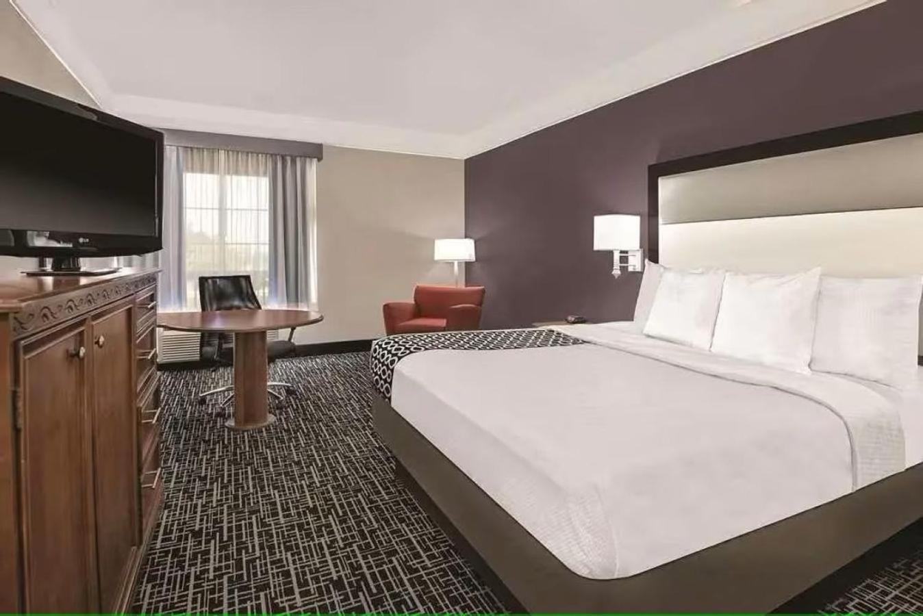 King Suite with Tub - Disability Access/Non Smoking - Photo 3