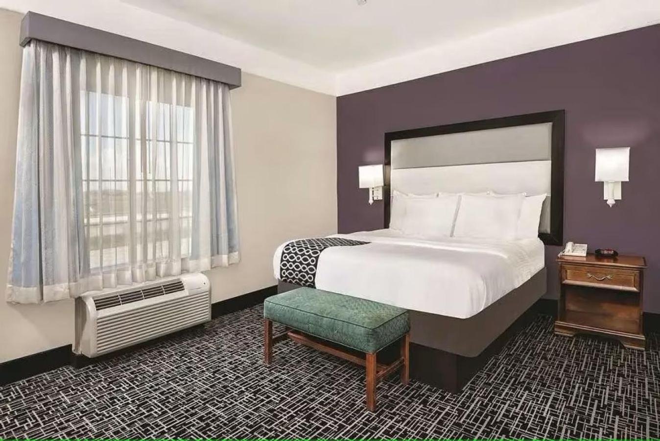 King Suite with Tub - Disability Access/Non Smoking - Photo 4
