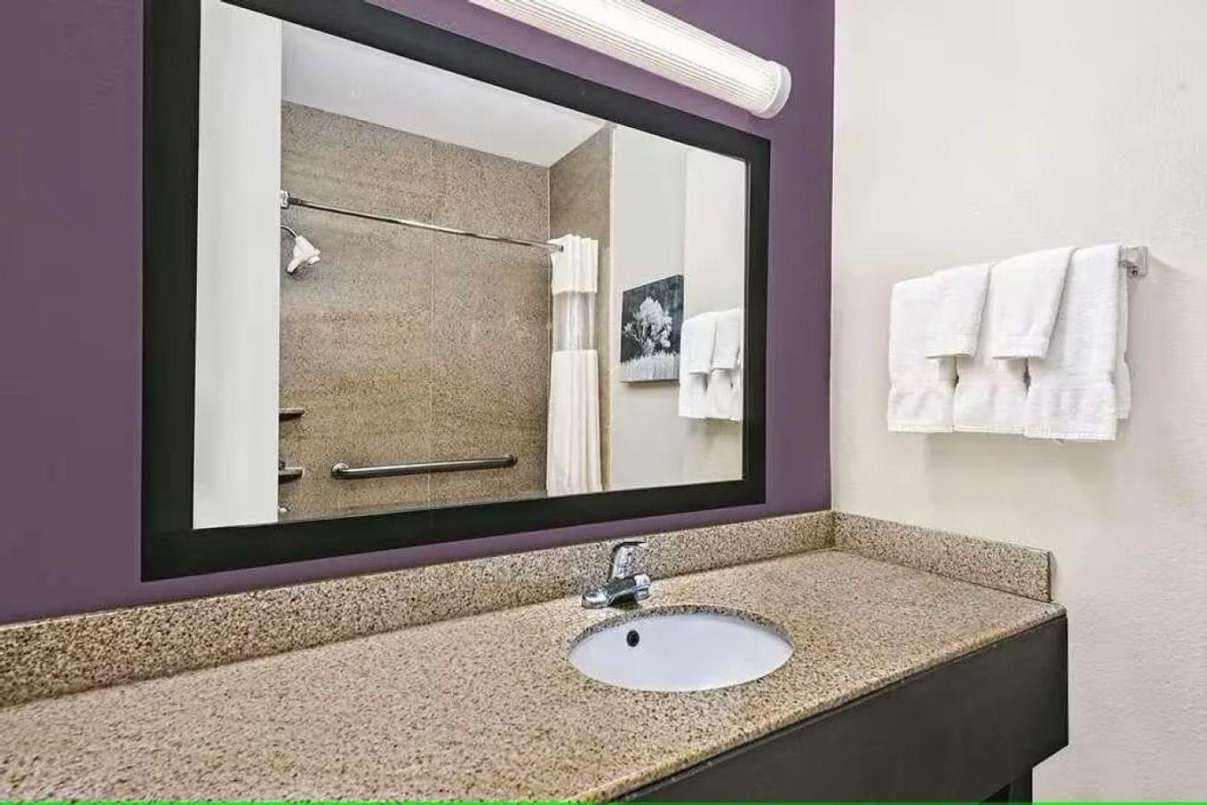 King Room with Roll-In Shower - Disability Access/Non Smoking - Photo 1