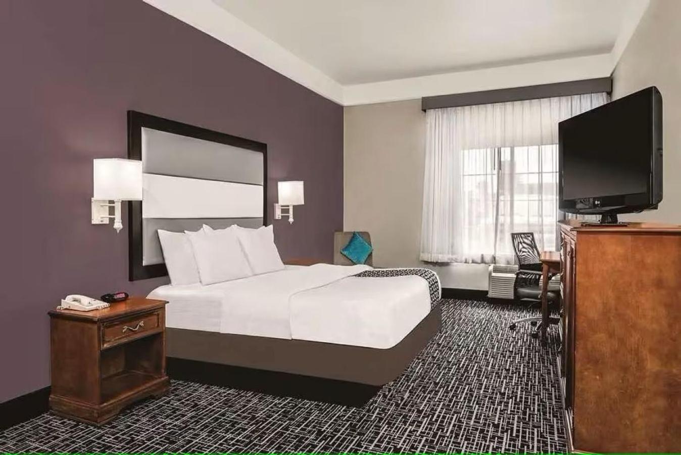 King Room with Roll-In Shower - Disability Access/Non Smoking - Photo 2