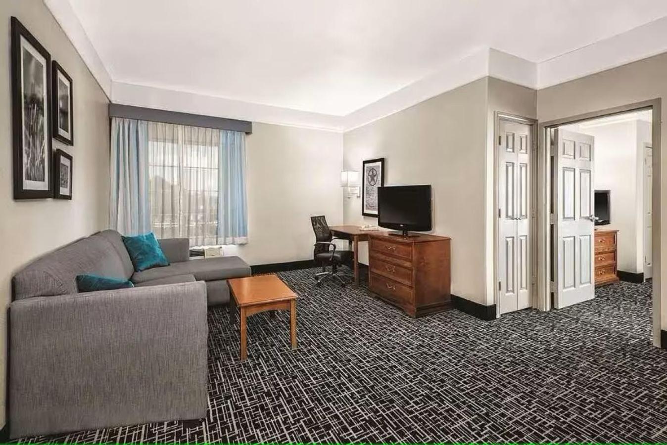 King Suite with Tub - Disability Access/Non Smoking - Photo 6
