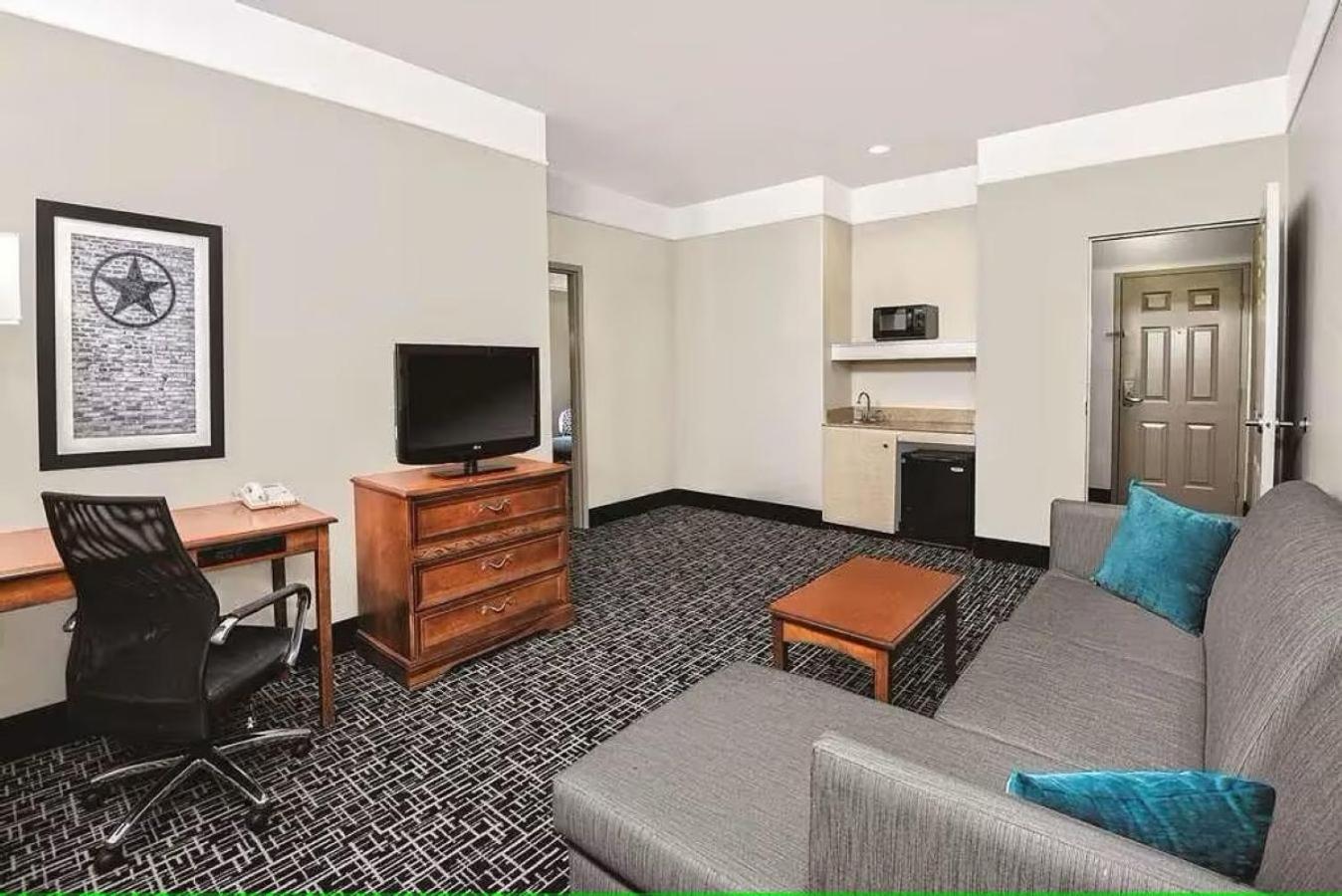 King Suite with Tub - Disability Access/Non Smoking - Photo 7