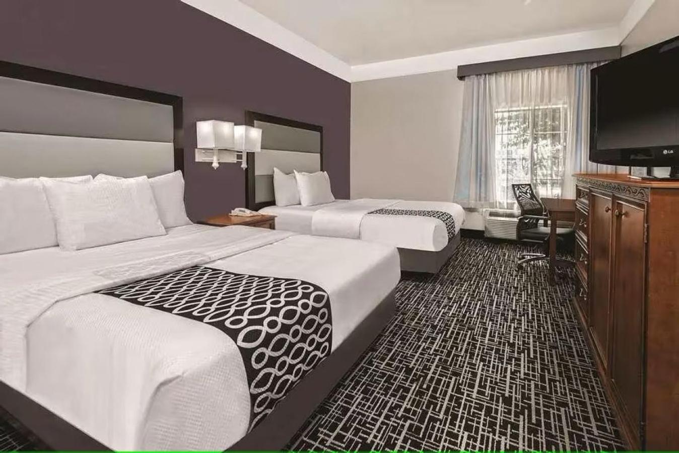 Quadruple Room with Two Queen Beds - Non Smoking - Photo 2