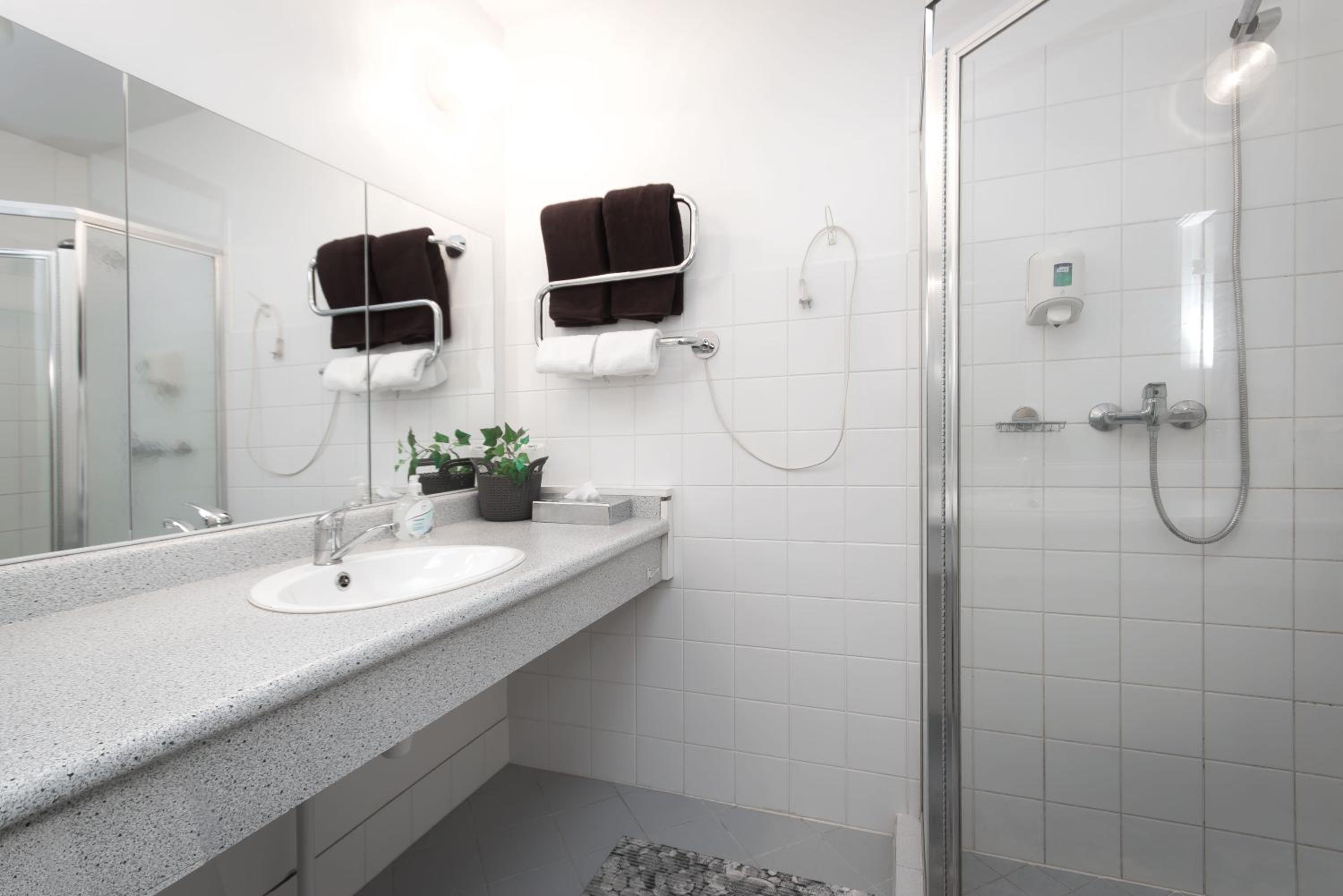 Standard Double or Twin Room with Balcony - Photo 7