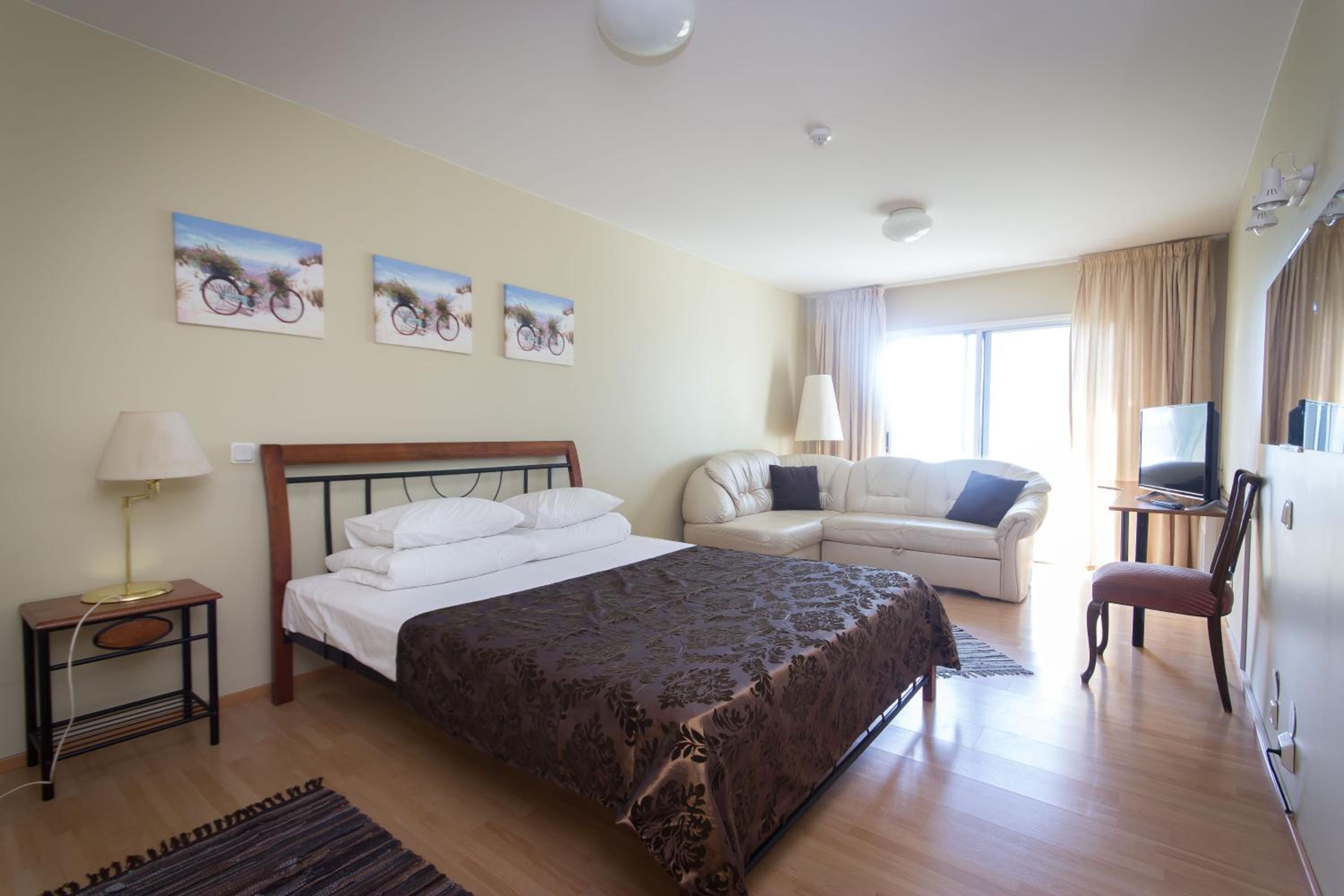 Standard Double or Twin Room with Balcony - Photo 8
