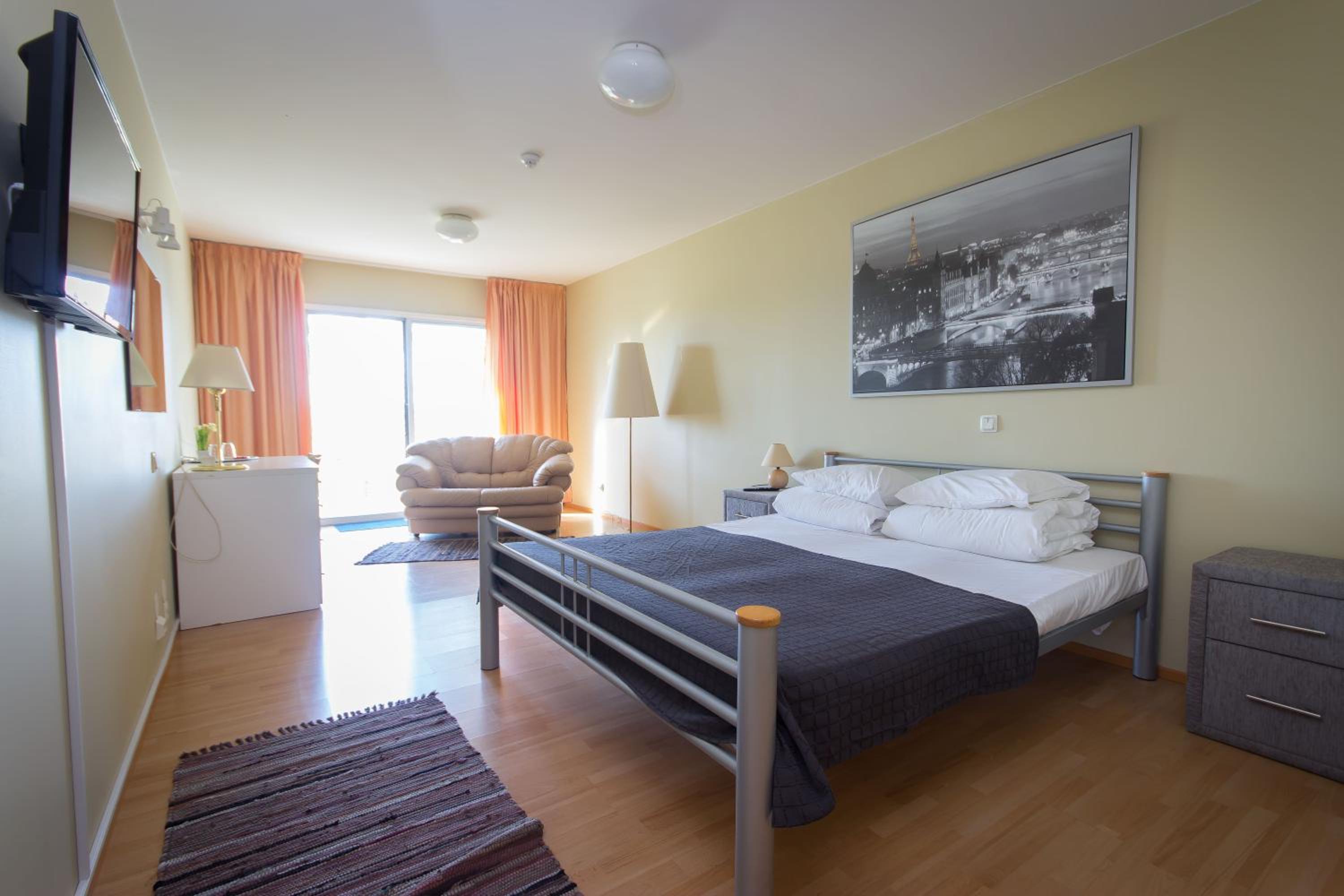 Standard Double or Twin Room with Balcony - Photo 5