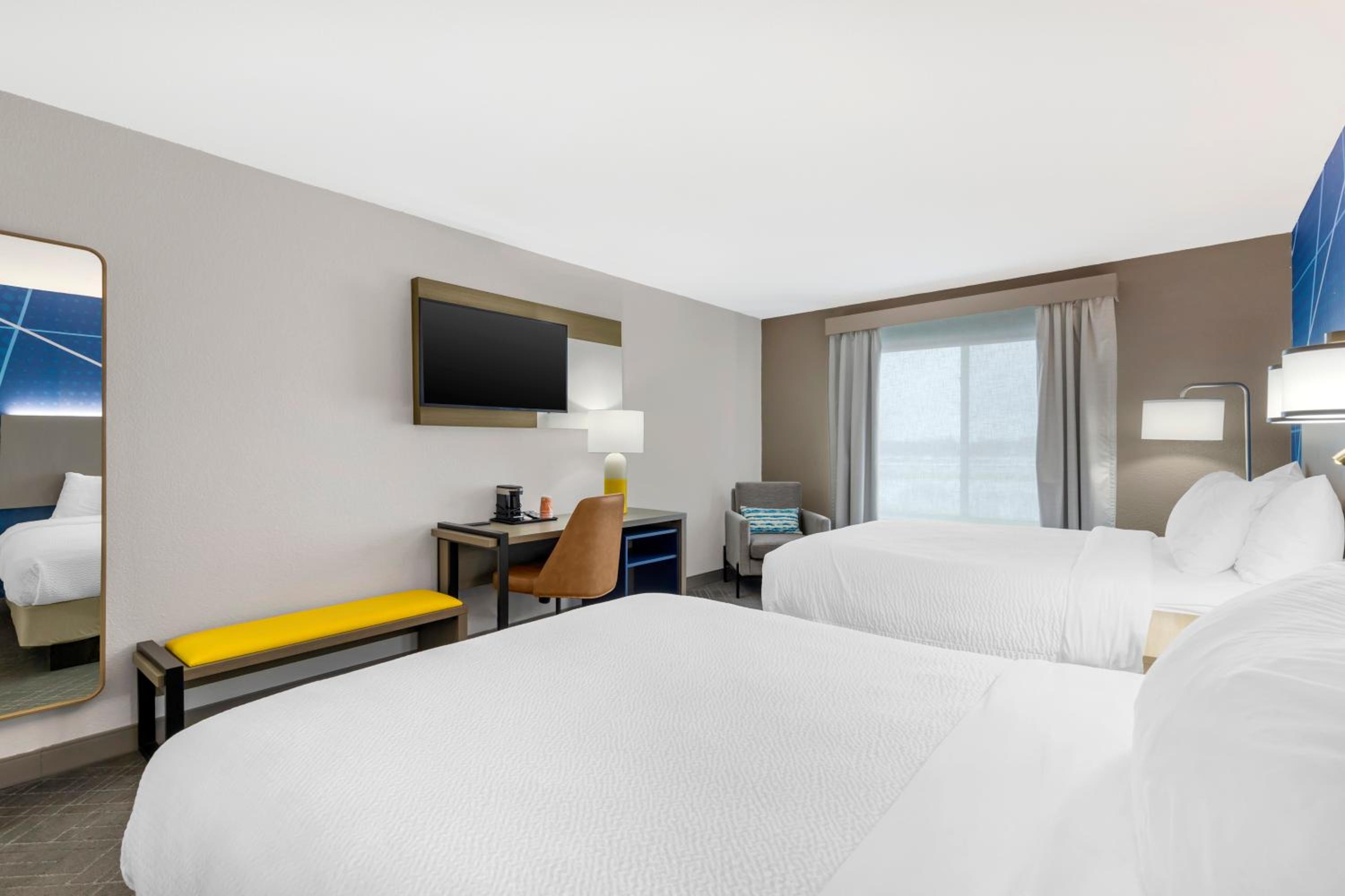 Quadruple Room with Two Queen Beds and Tub - Disability Access/Non Smoking - Photo 4
