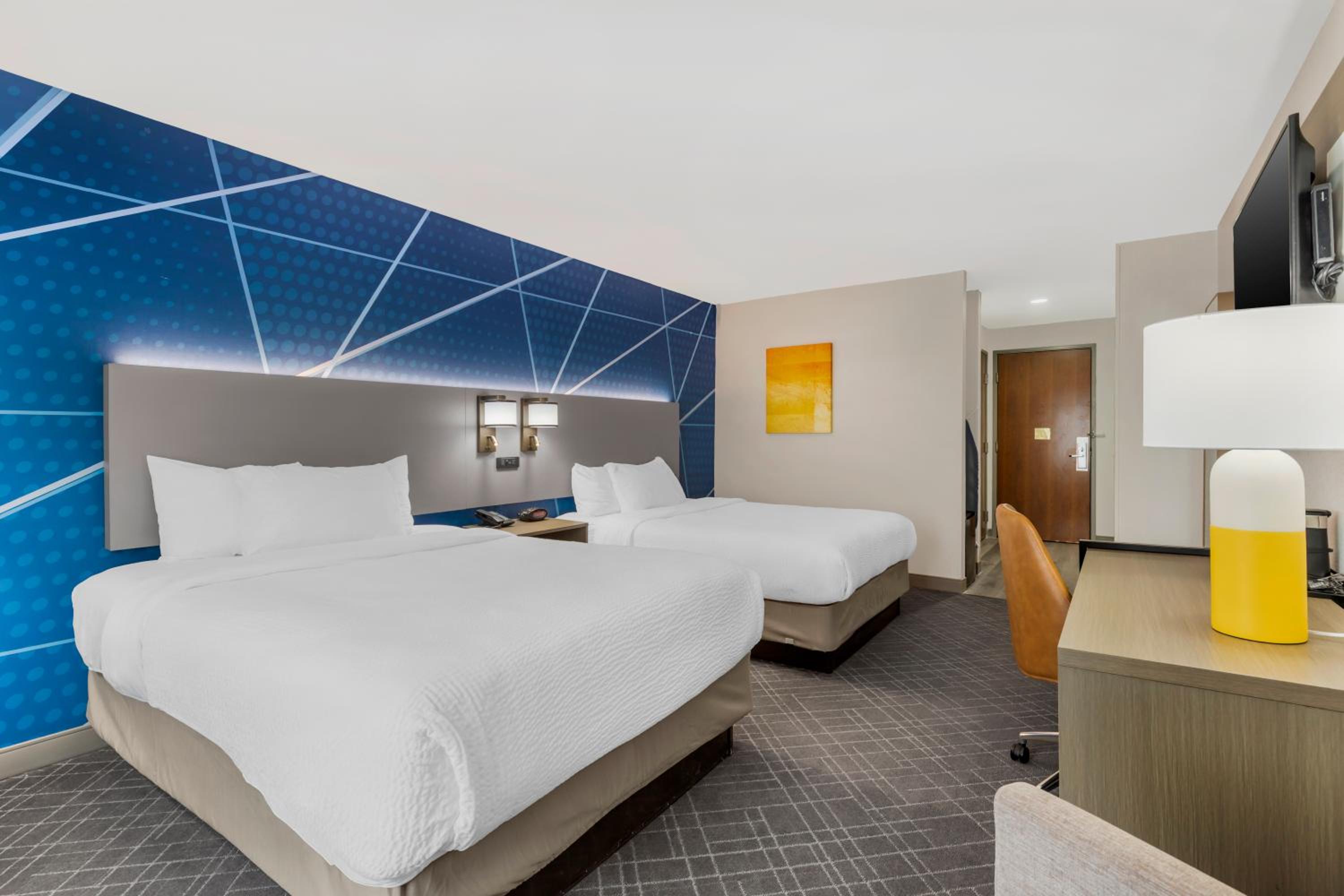 Quadruple Room with Two Queen Beds and Tub - Disability Access/Non Smoking - Photo 2