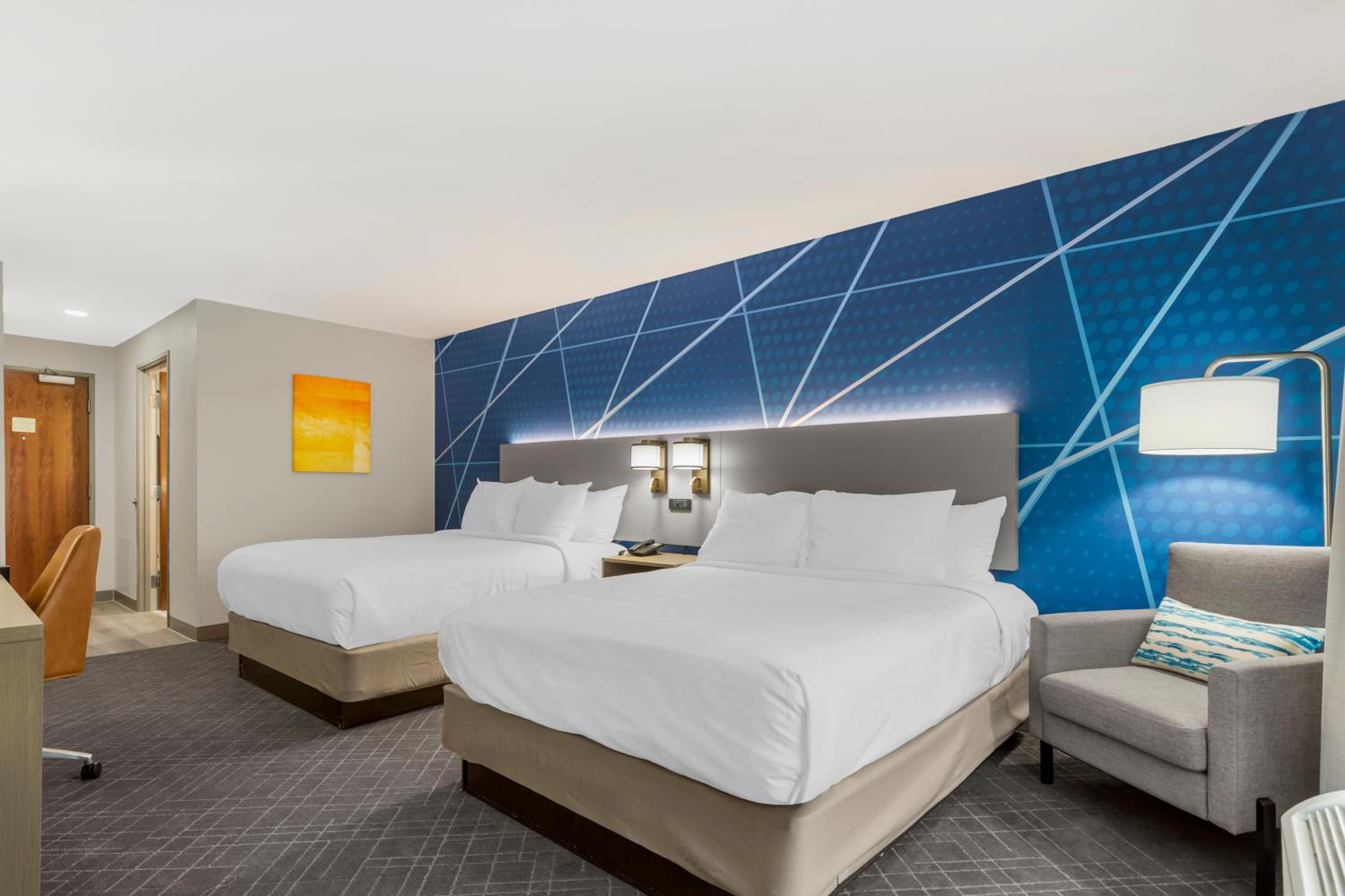 Quadruple Room with Two Queen Beds - Non Smoking/Upper floor - Photo 2