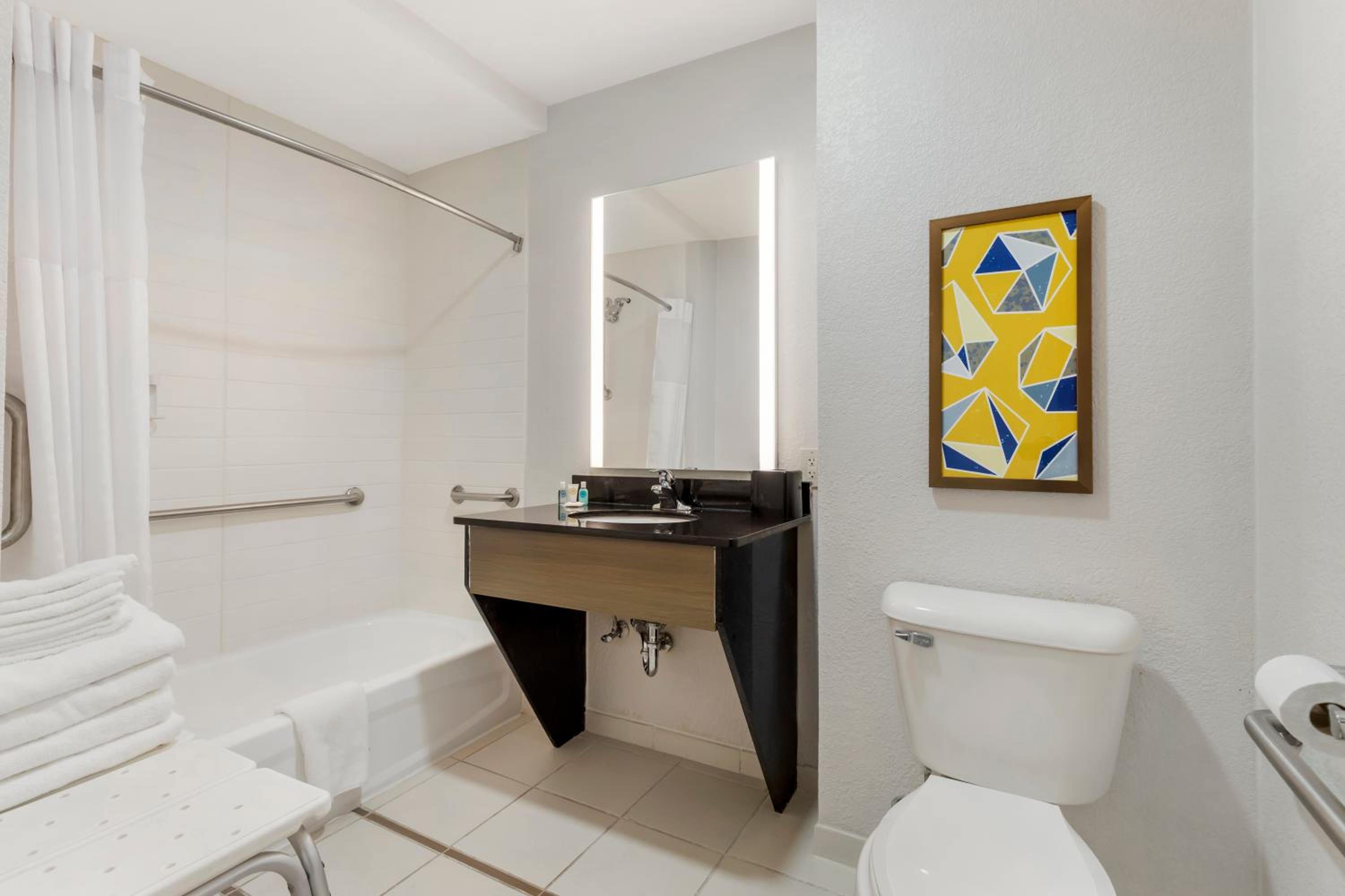 Quadruple Room with Two Queen Beds and Tub - Disability Access/Non Smoking - Photo 3