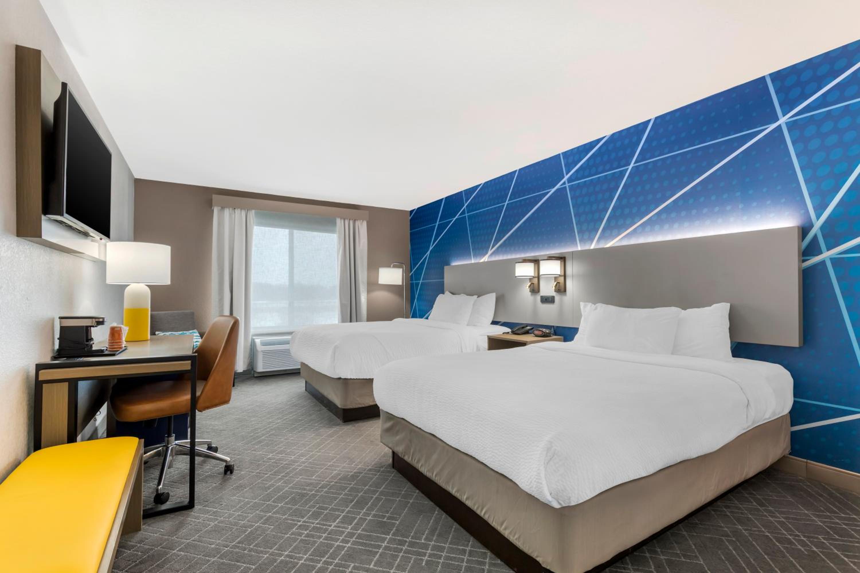 Quadruple Room with Two Queen Beds and Tub - Disability Access/Non Smoking - Photo 1