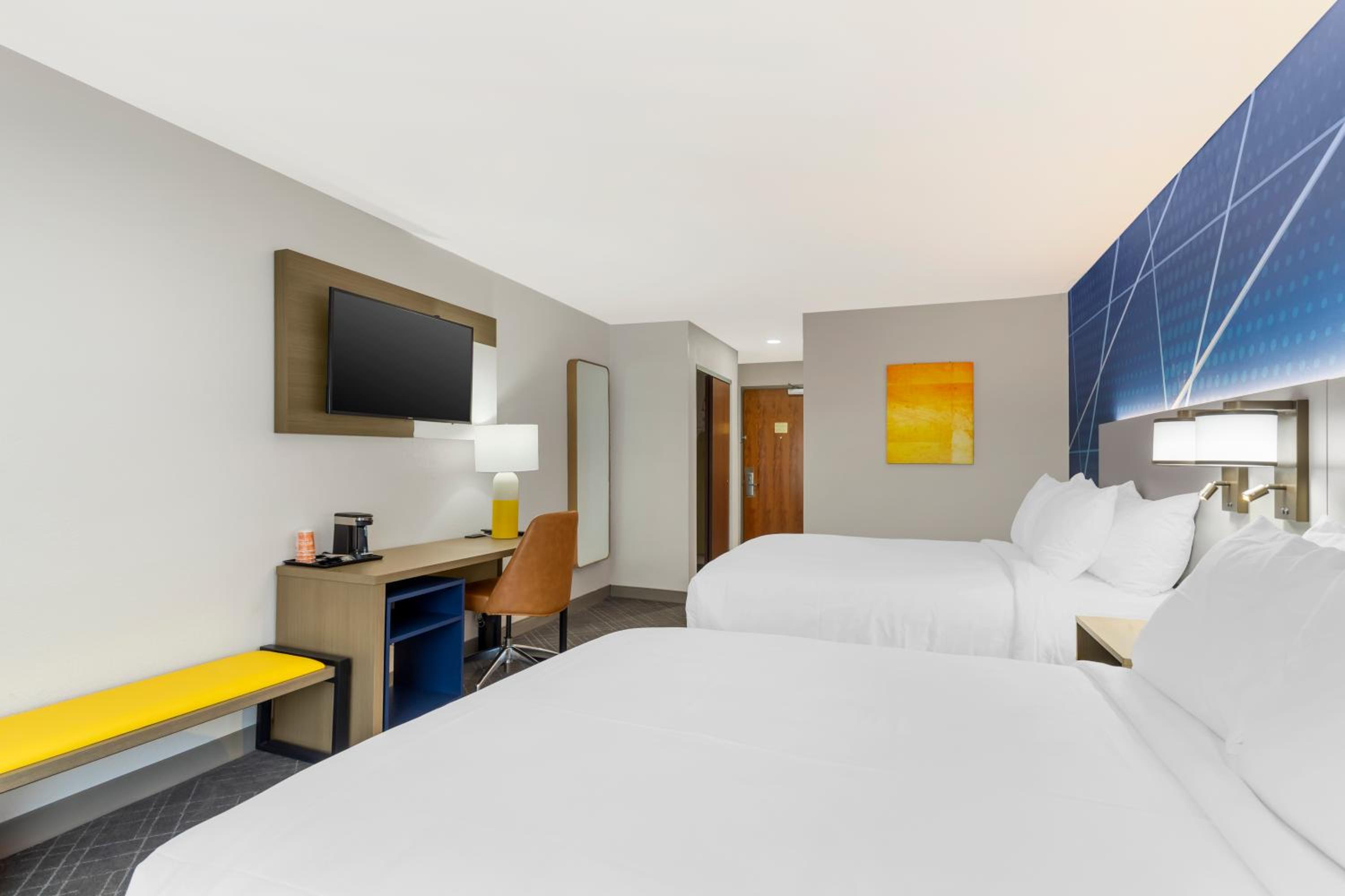 Quadruple Room with Two Queen Beds - Non Smoking/Upper floor - Photo 3