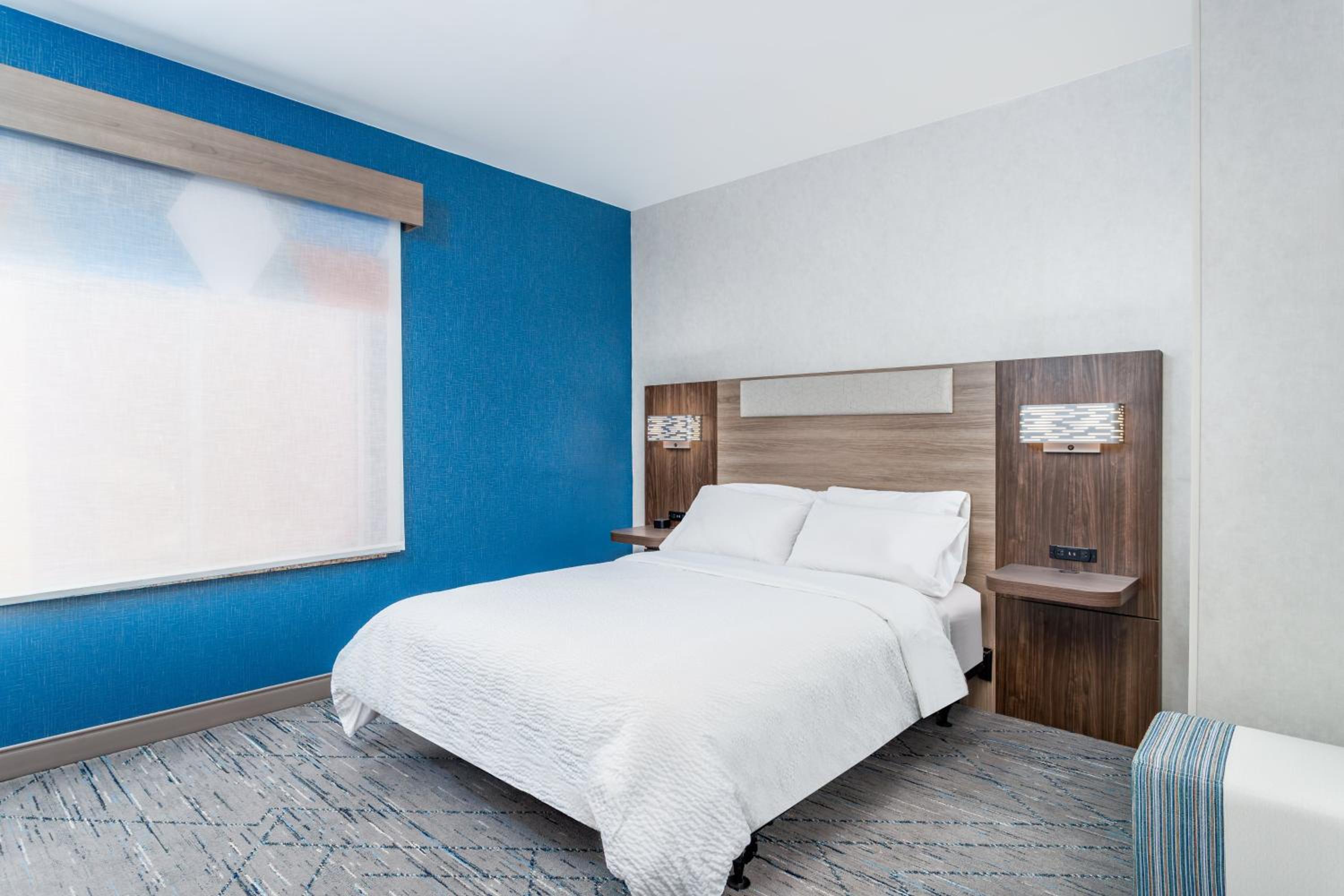 One-Bedroom Suite - Photo 3