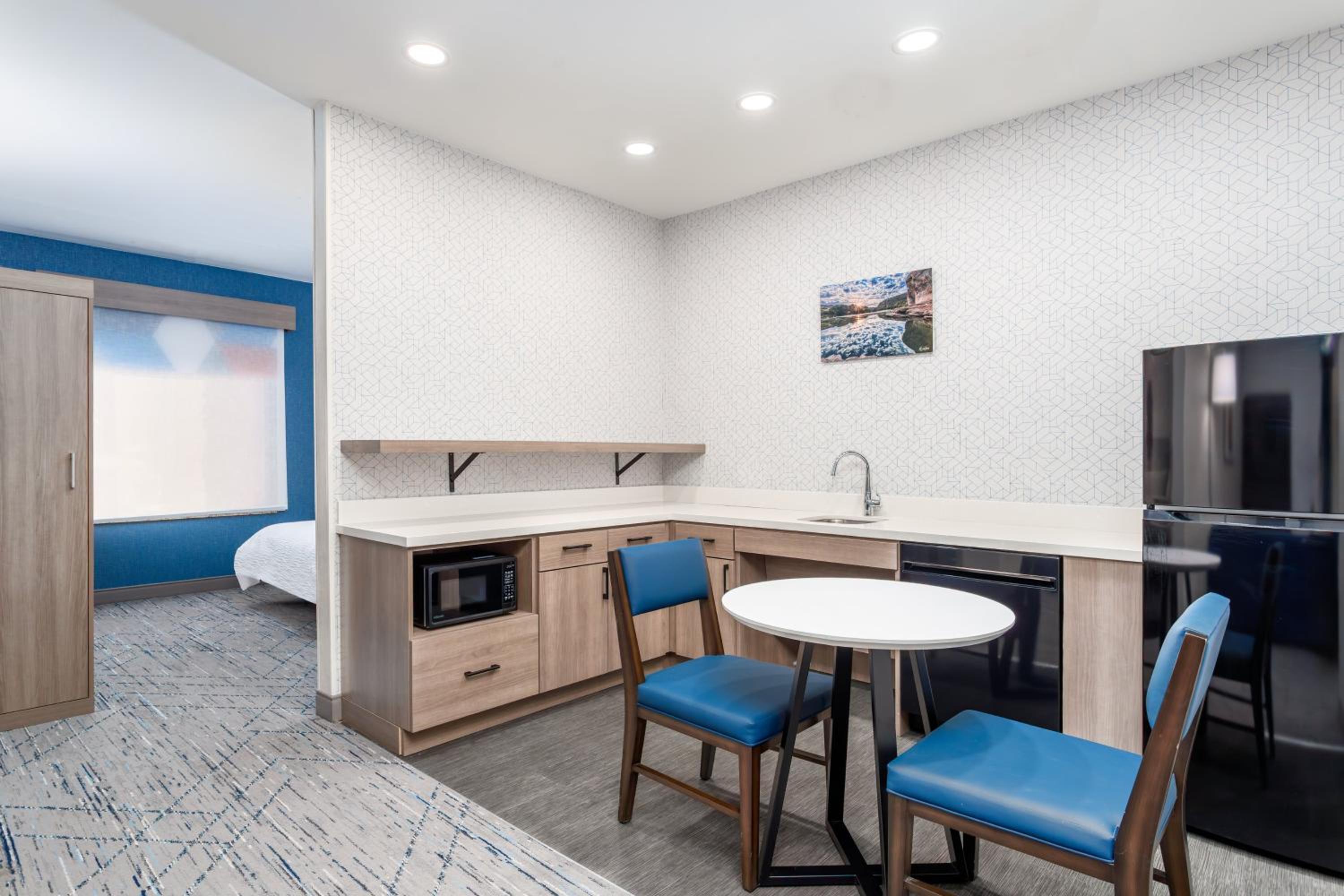 One-Bedroom Suite - Photo 2