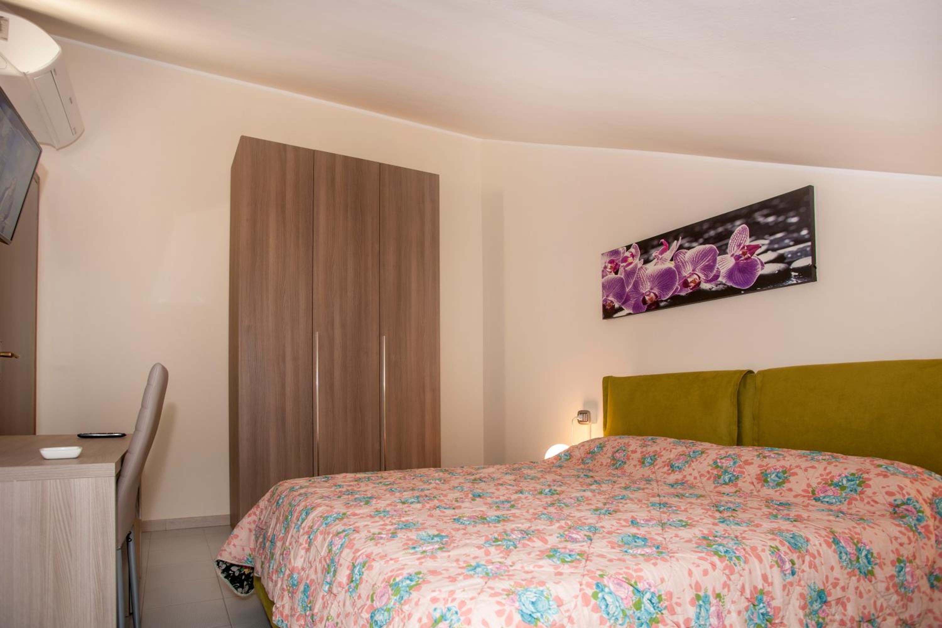 Single Room with Private Bathroom photo 2