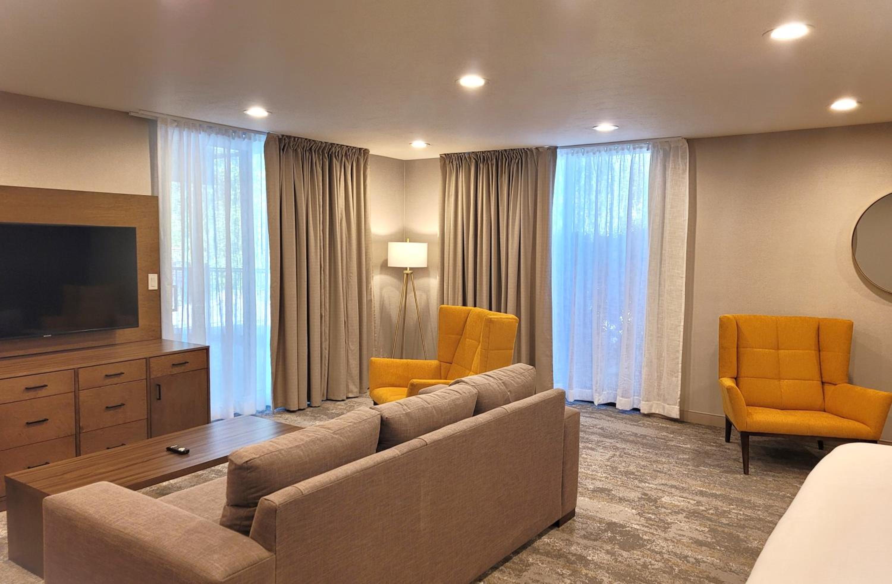 King Suite with Sofa Bed, Spa Bath, View and Living Room - Non-Smoking - Photo 4