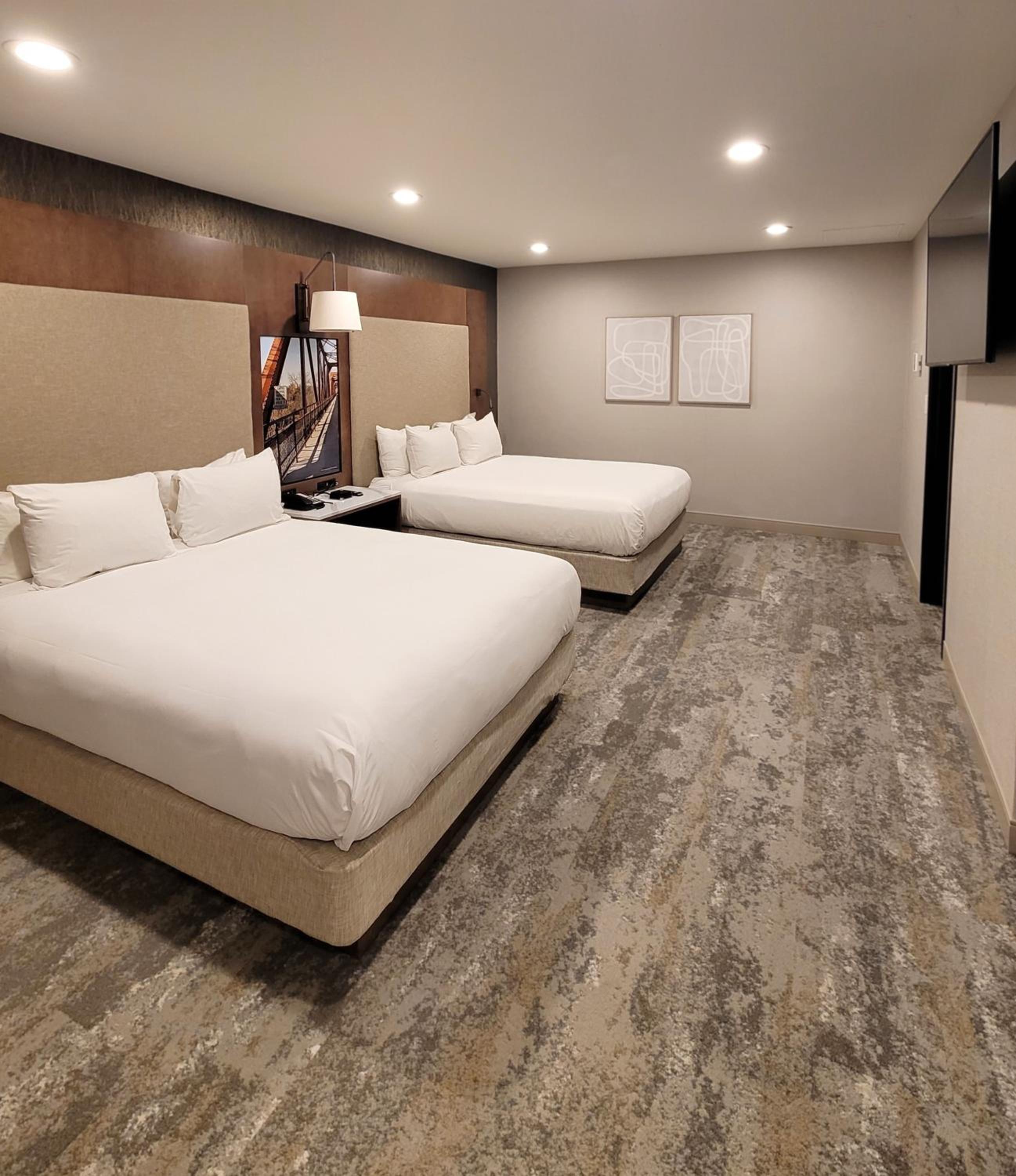 One-Bedroom Queen Suite with Two Queen Beds, Sofa Bed, Spa Bath and Living Room - Non-Smoking - Photo 2