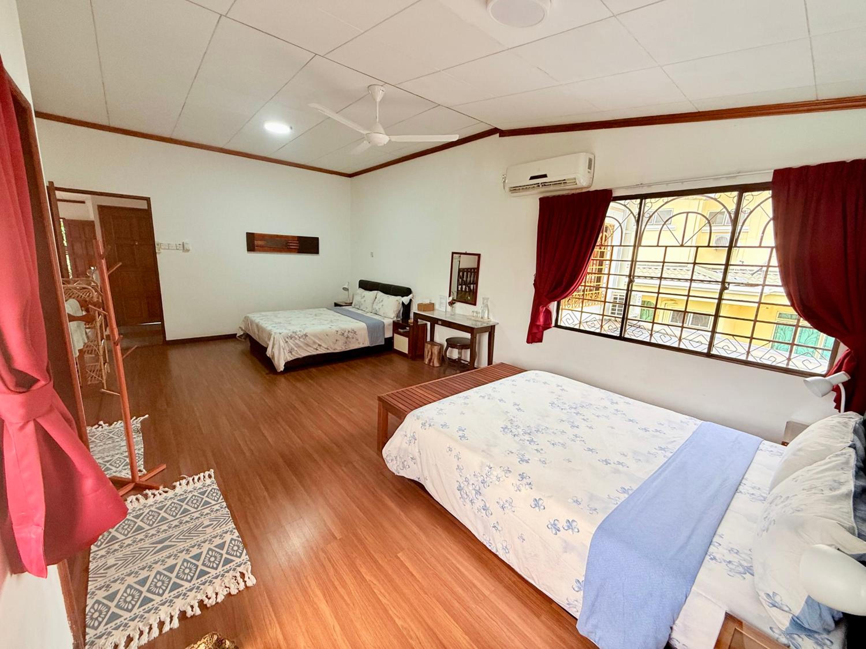 Deluxe Room with Private Bathroom photo 2