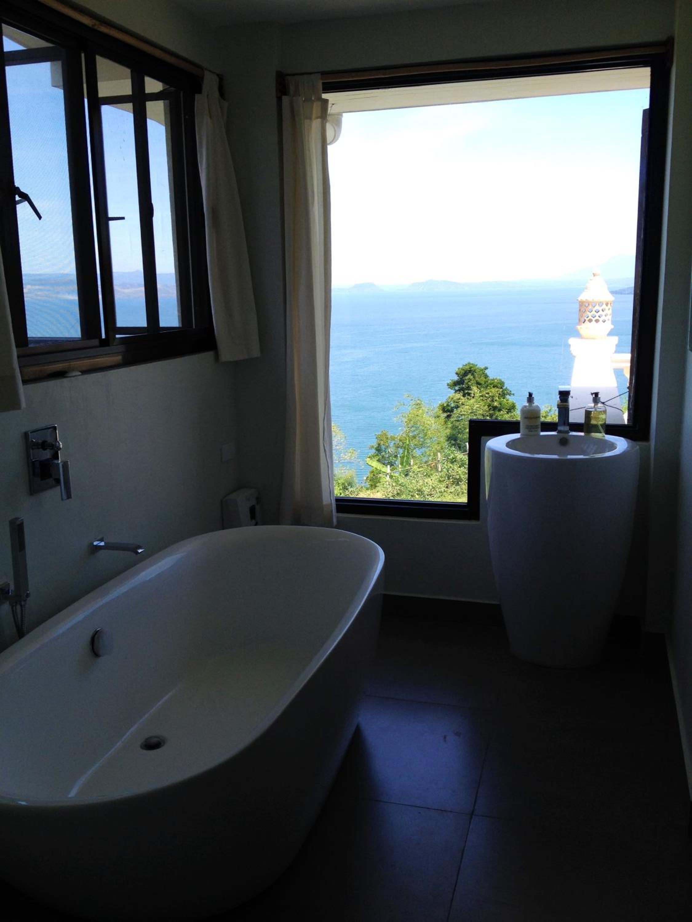 Twin Room with Lake View - Photo 3