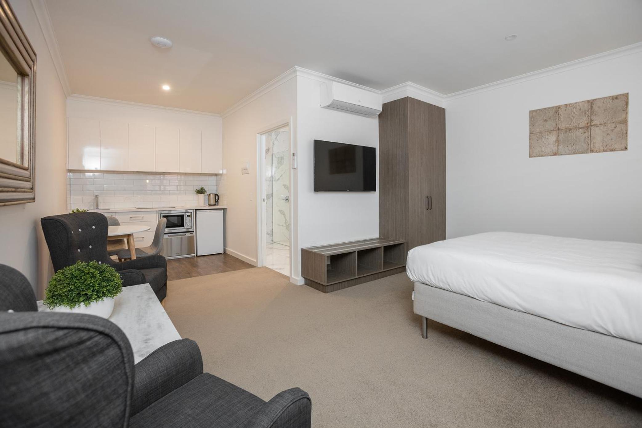 Studio Apartment Queen Accessible