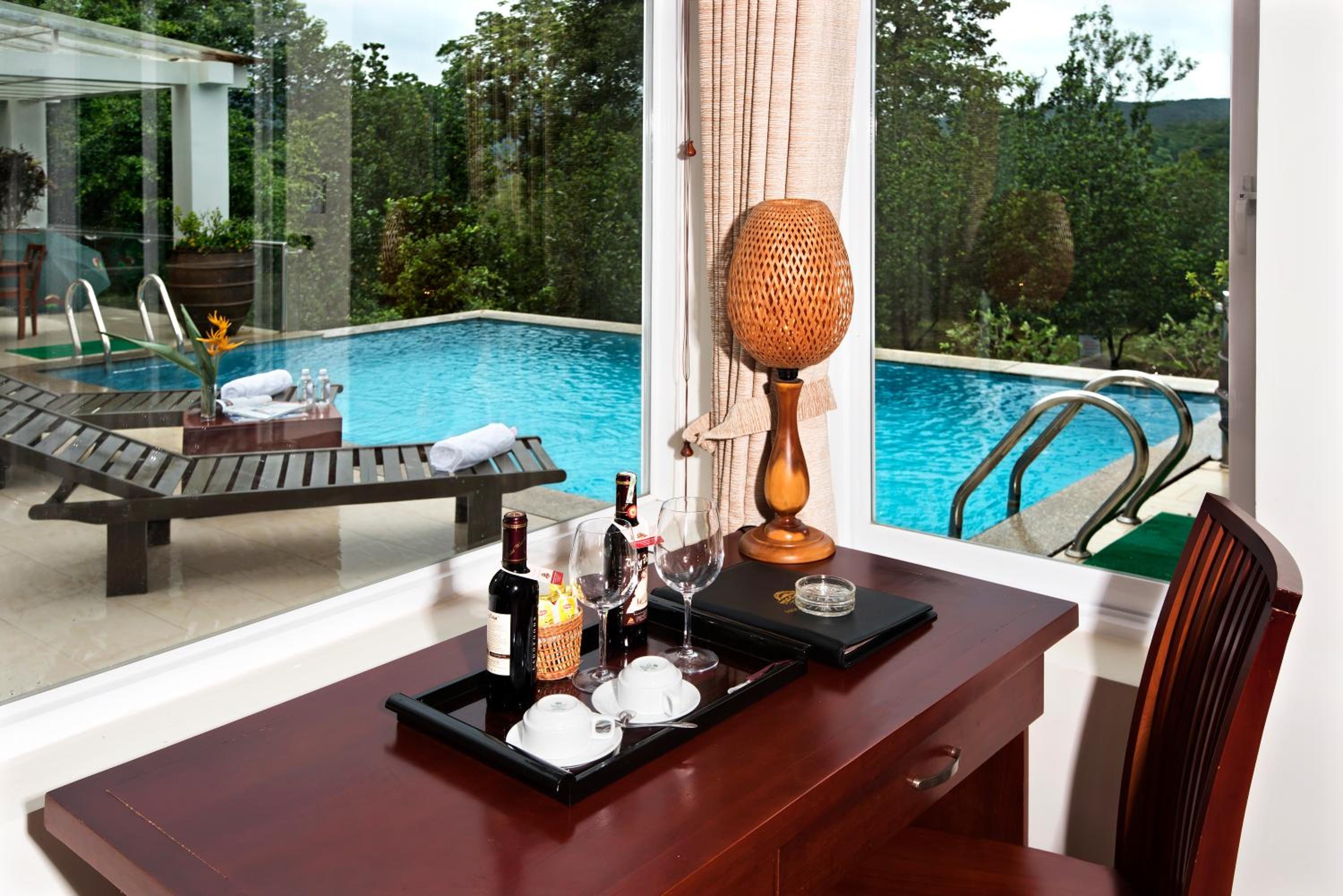 Queen Room with Pool View photo 2