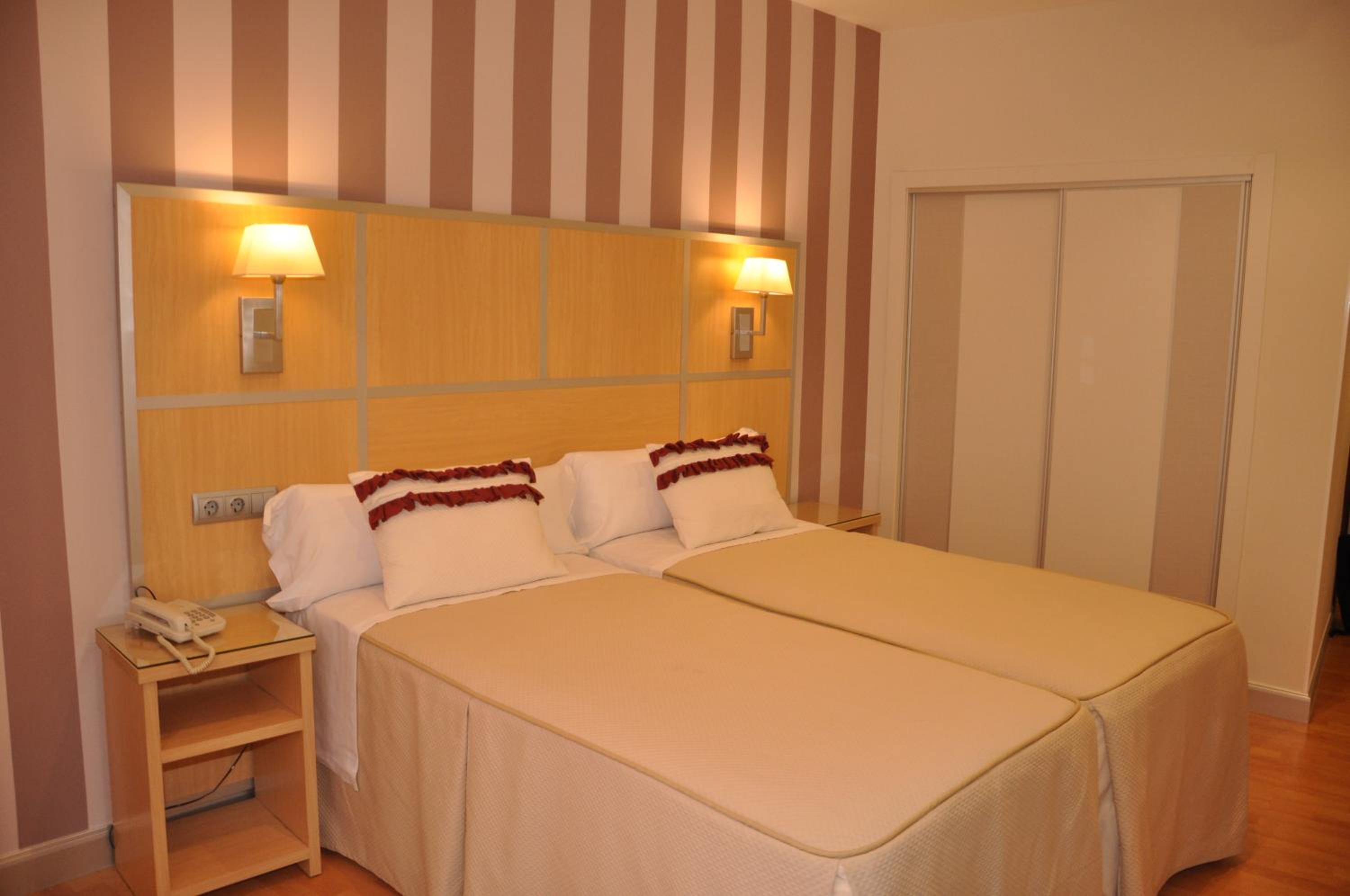 Standard Twin Room - Photo 5