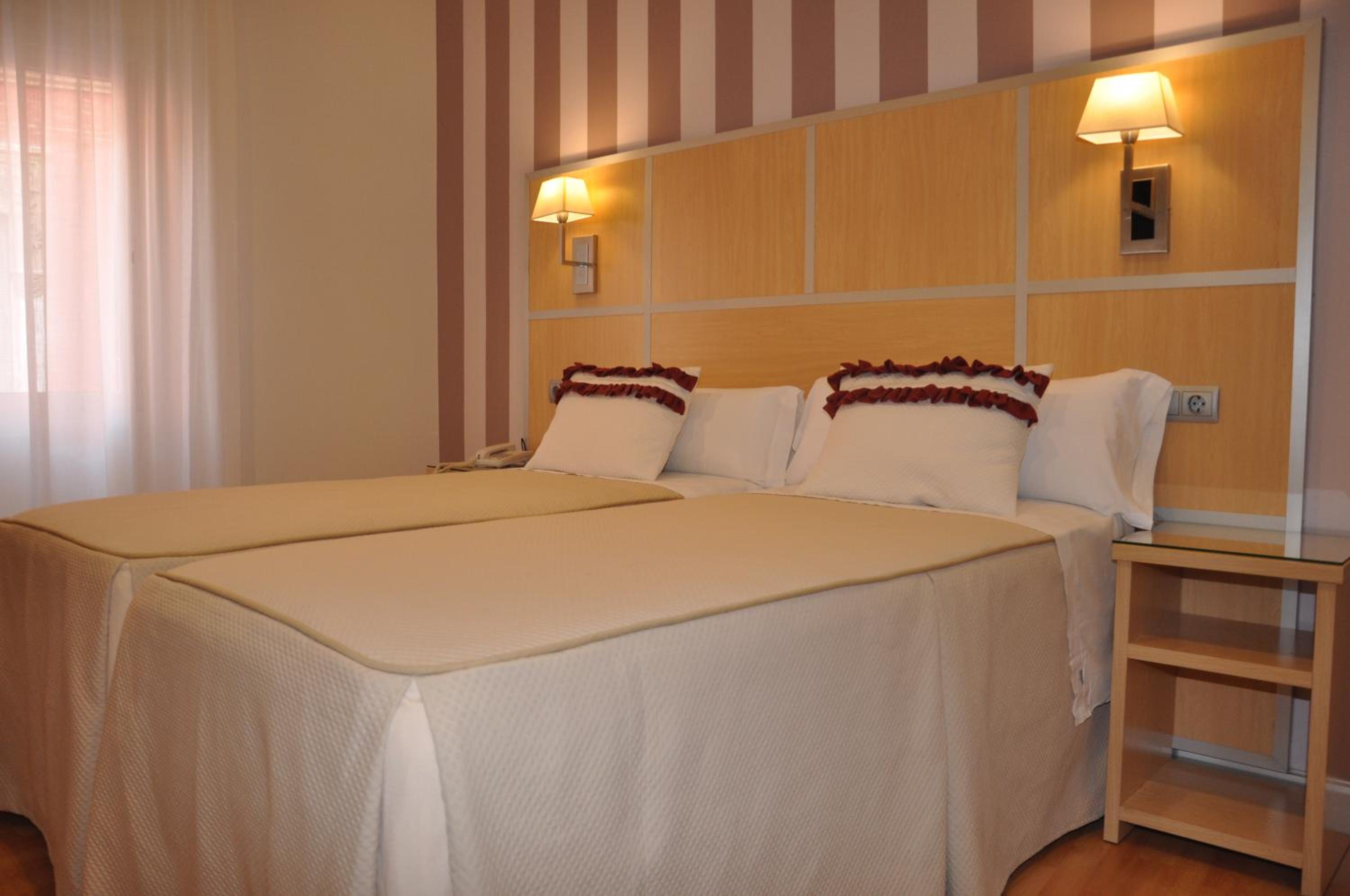 Standard Twin Room - Photo 6