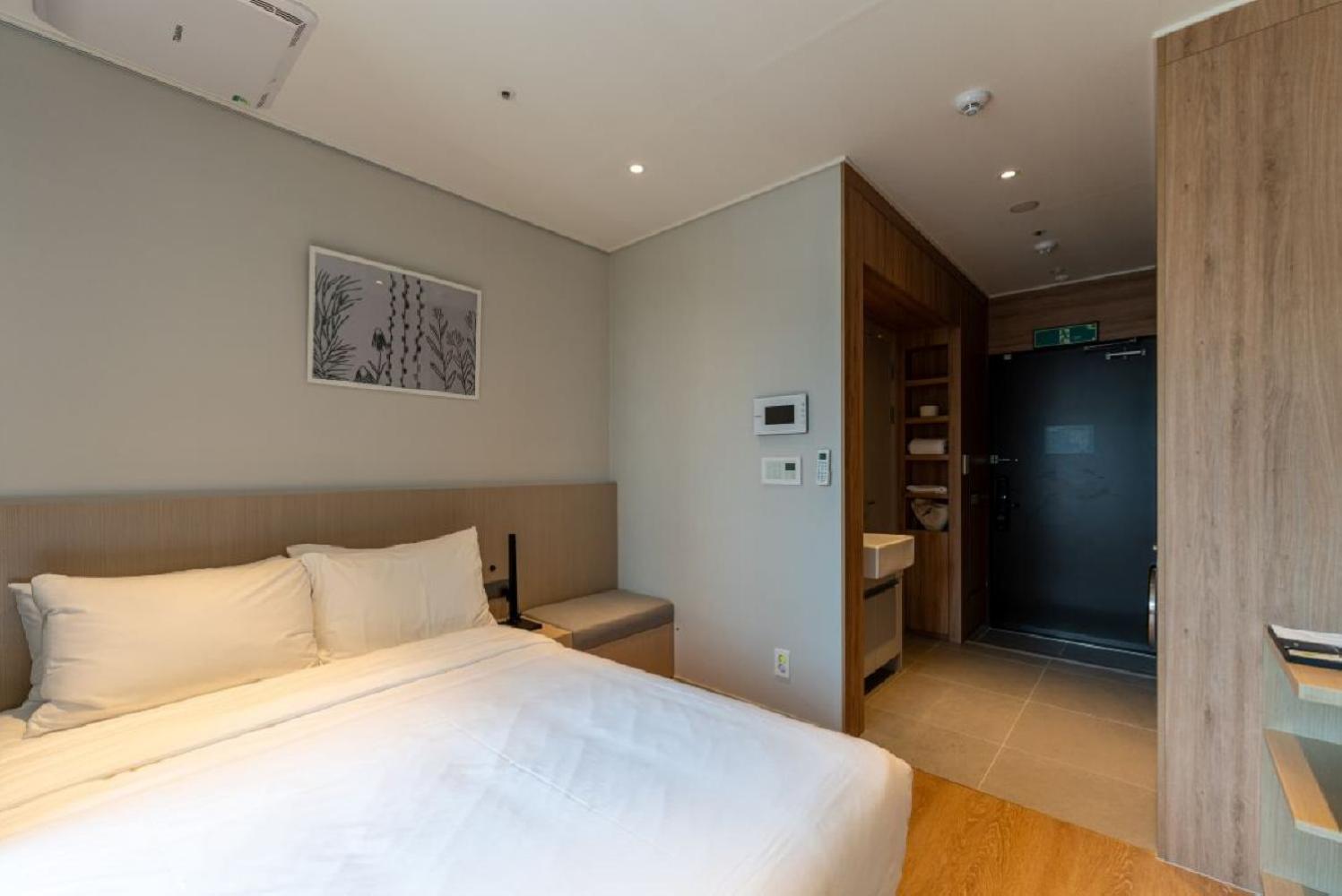 [End of year wine Package] Standard Double + a Bottle of red or white wine per stay