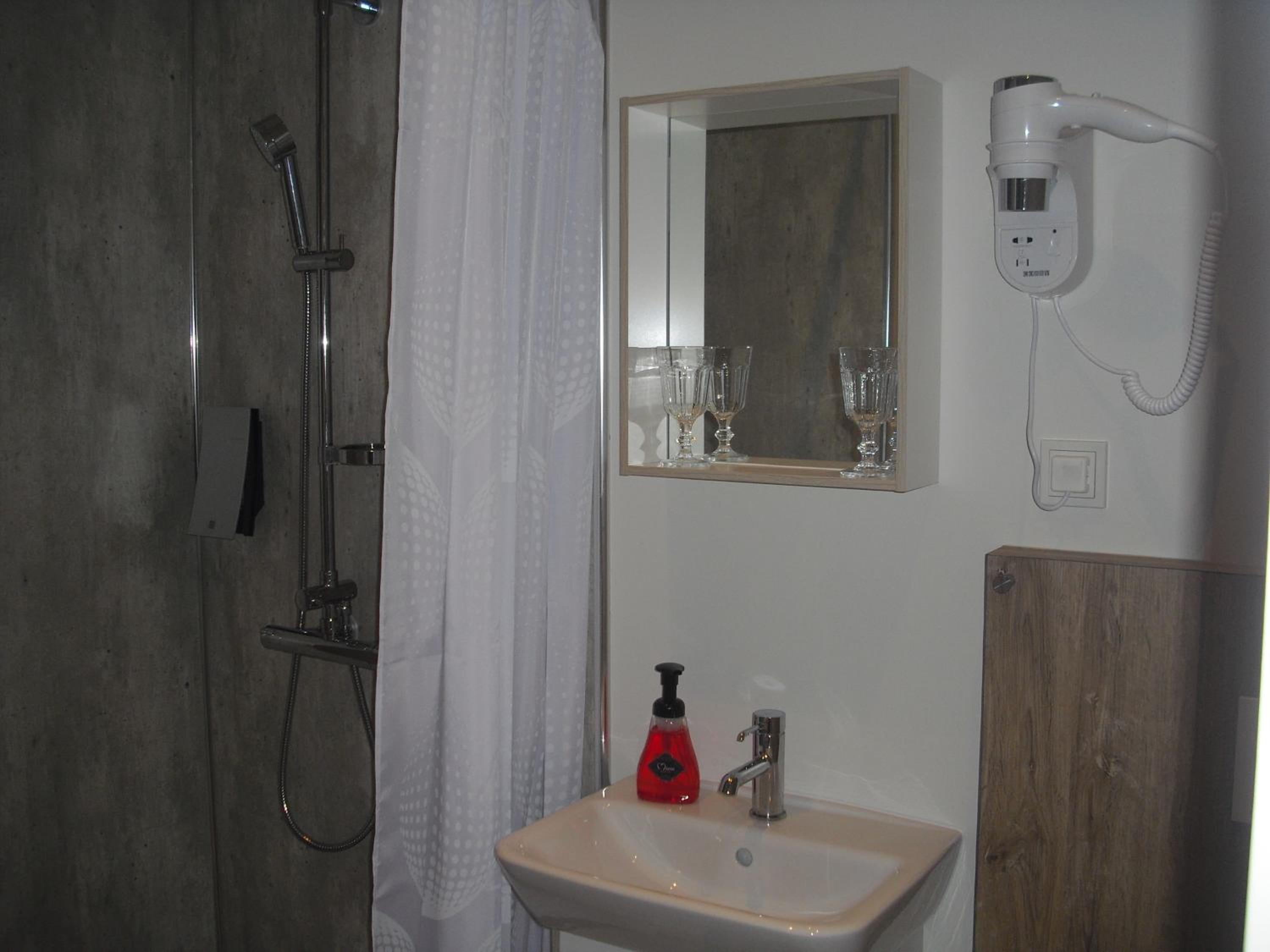 Double or Twin Room with Private Bathroom - Photo 9