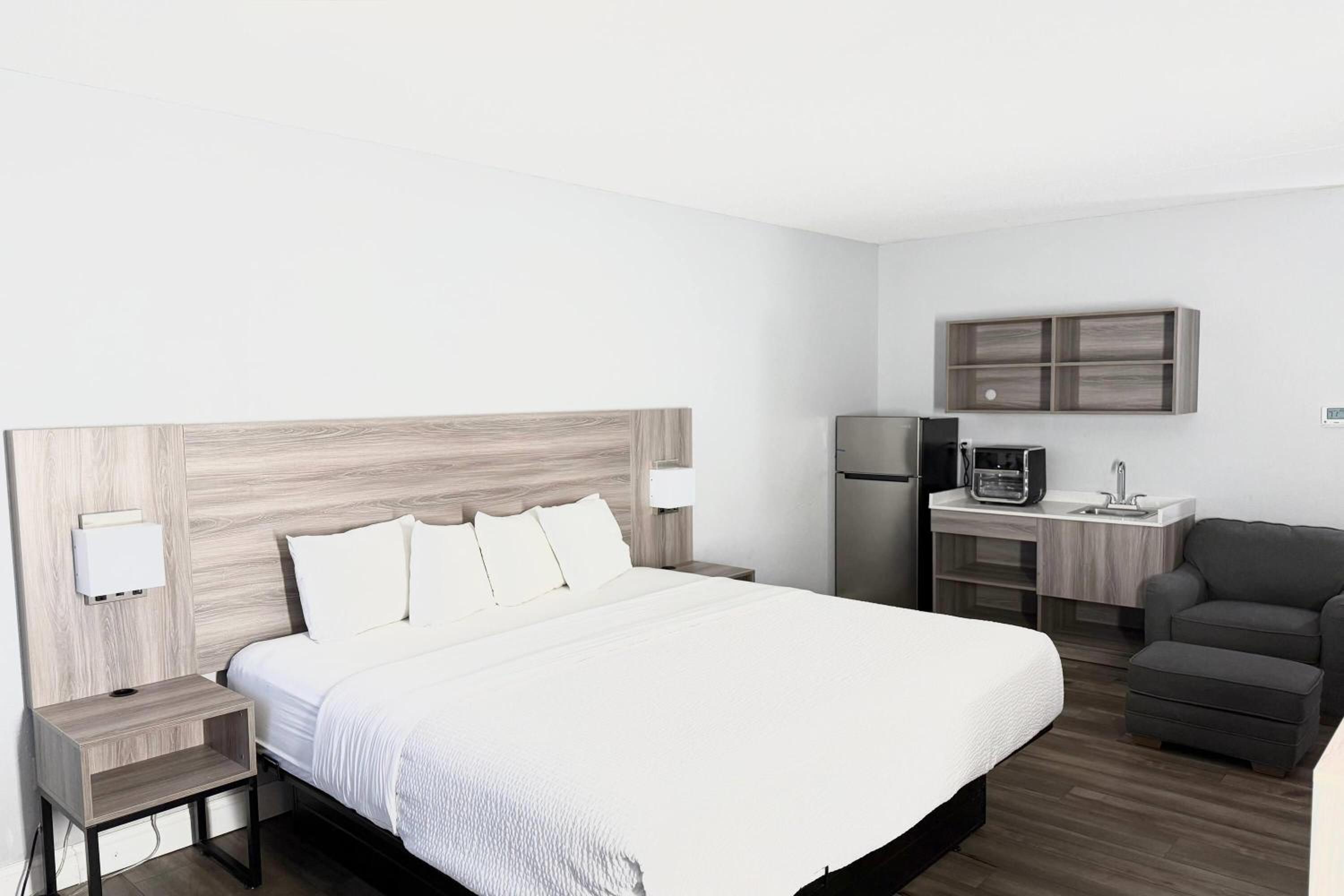 King Suite with Kitchenette - Non-Smoking - Photo 1