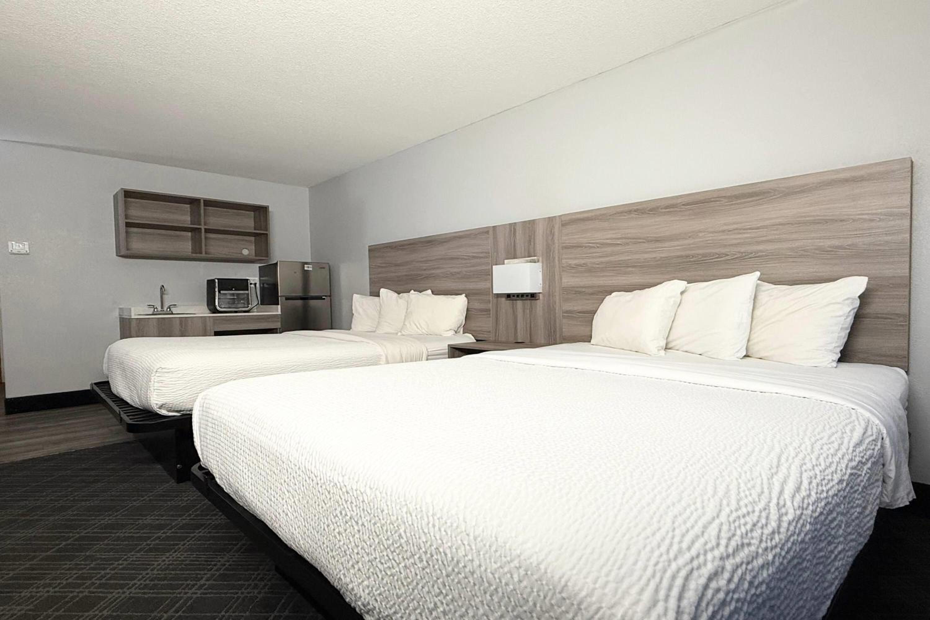 Suite with Two Queen Beds and Kitchenette - Non-Smoking - Photo 3