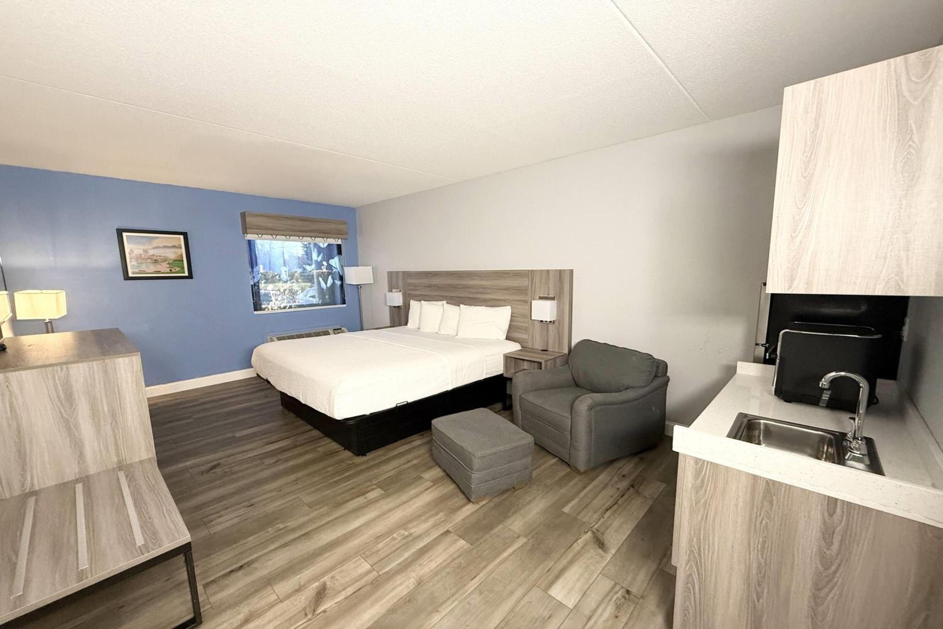 King Suite with Kitchenette - Non-Smoking - Photo 2