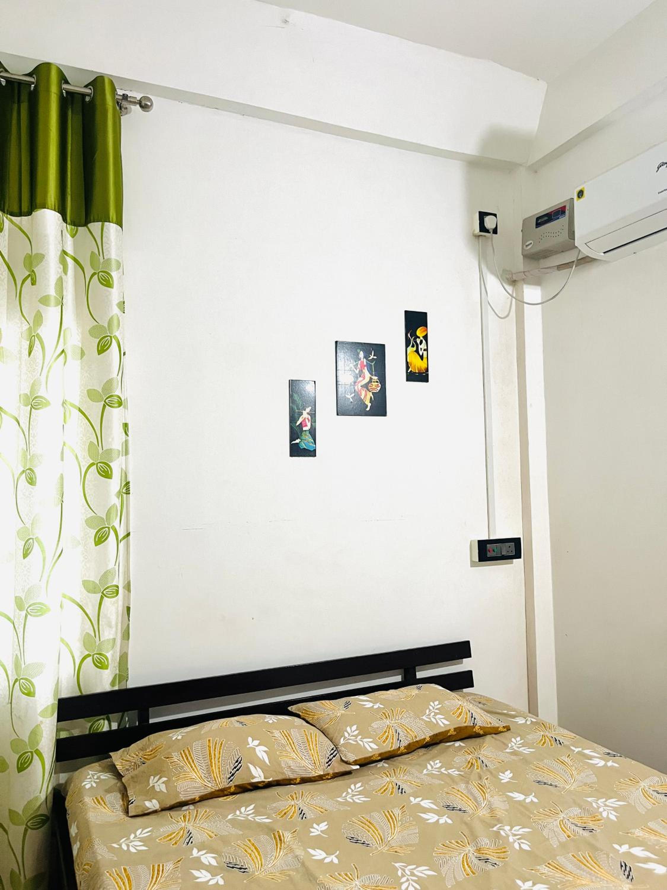 Queen Room photo 2