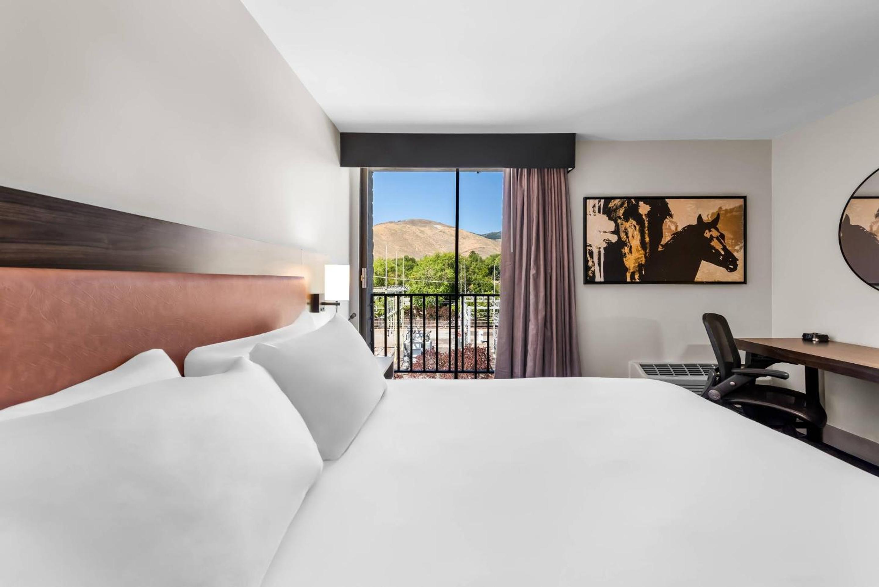 Deluxe King Room - Photo 3