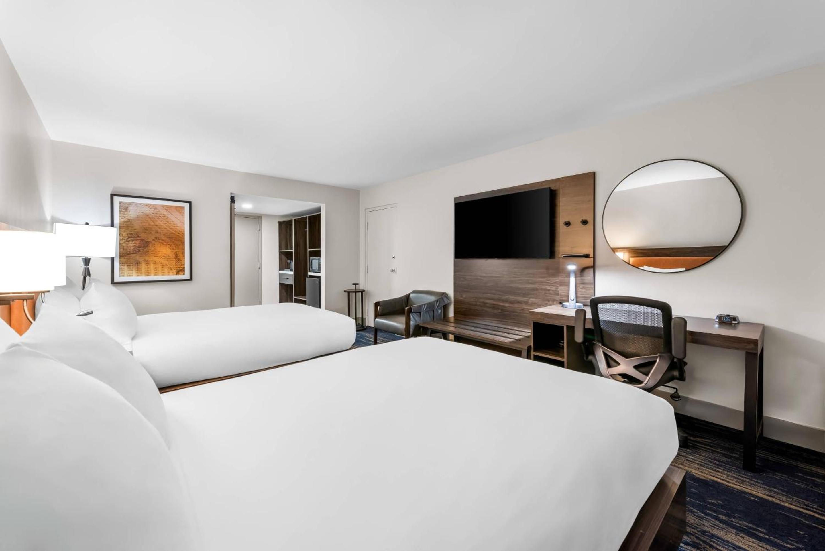Deluxe Queen Room with Two Queen Beds - Photo 6