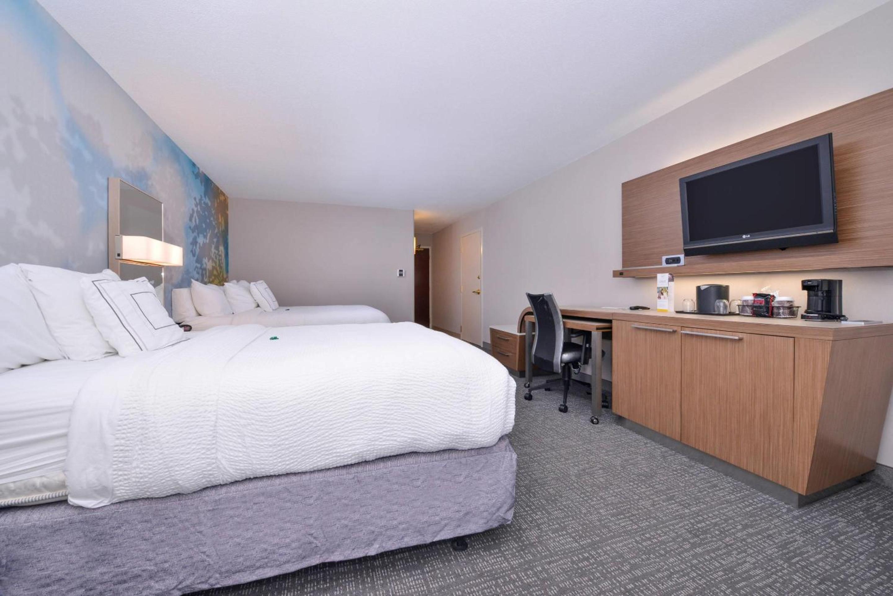 Queen Room with Two Queen Beds - Accessible/Non-Smoking - Photo 2