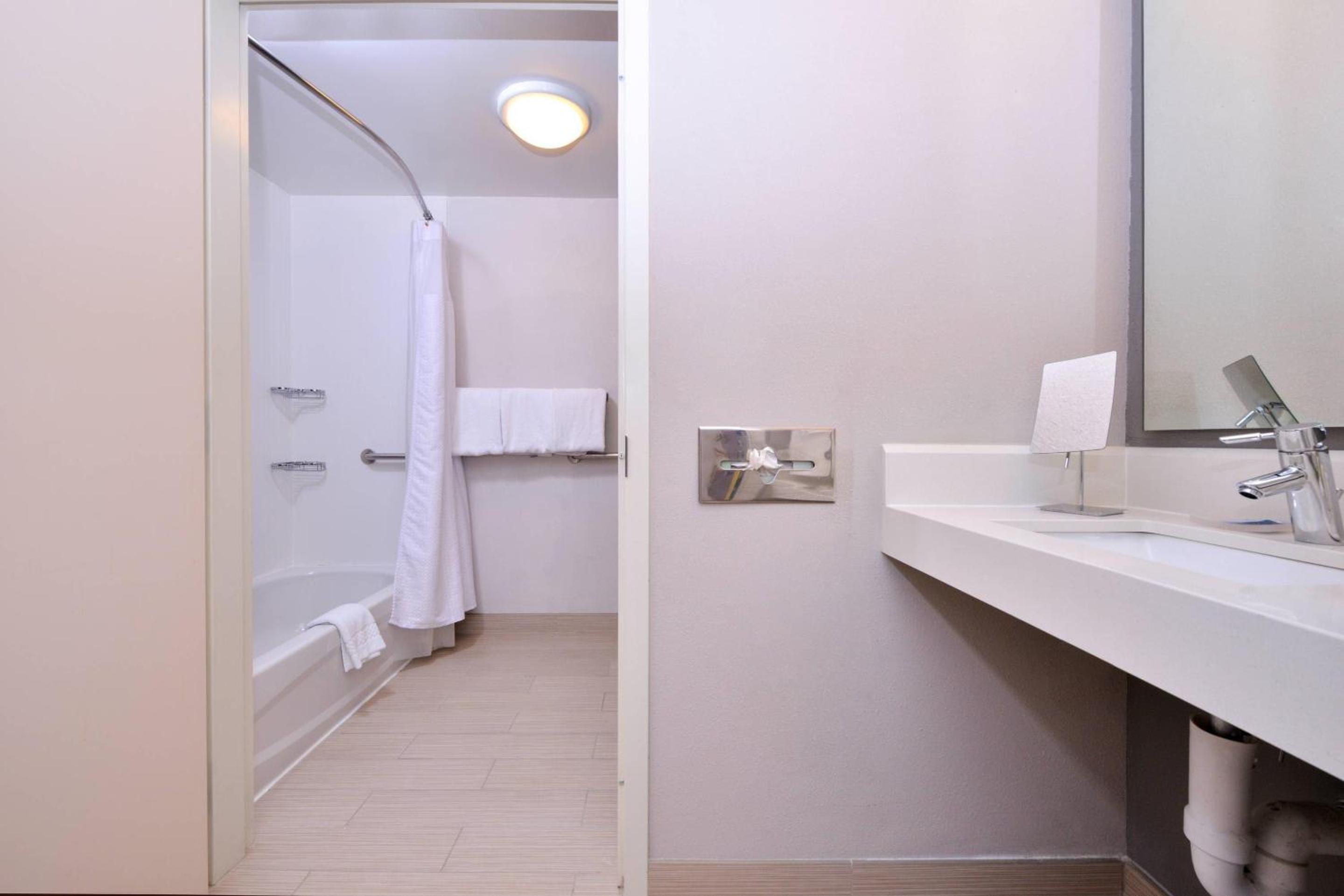 King Room with Bath Tub - Accessible/Non-Smoking - Photo 2