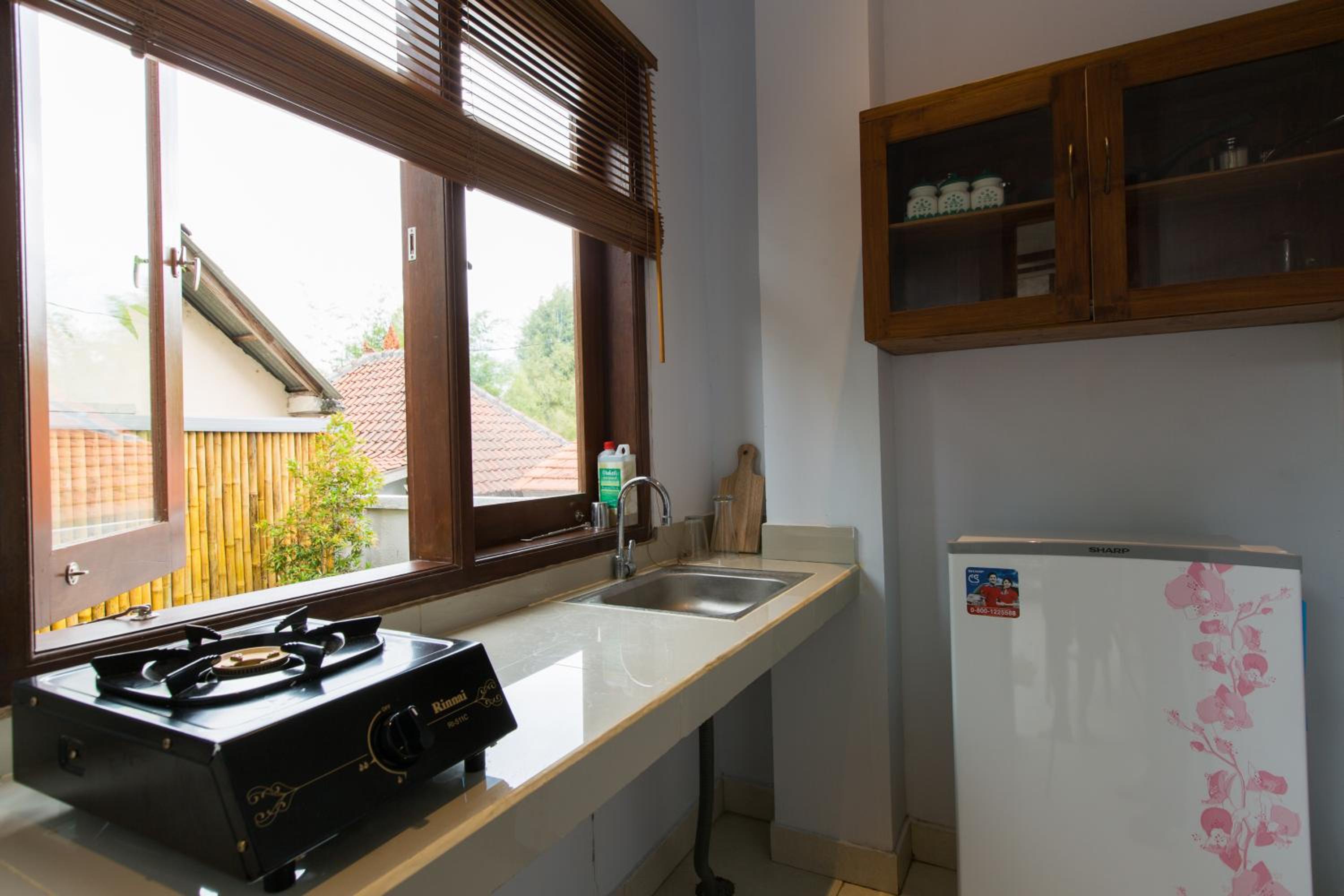 Deluxe Room with Kitchenette - Photo 13