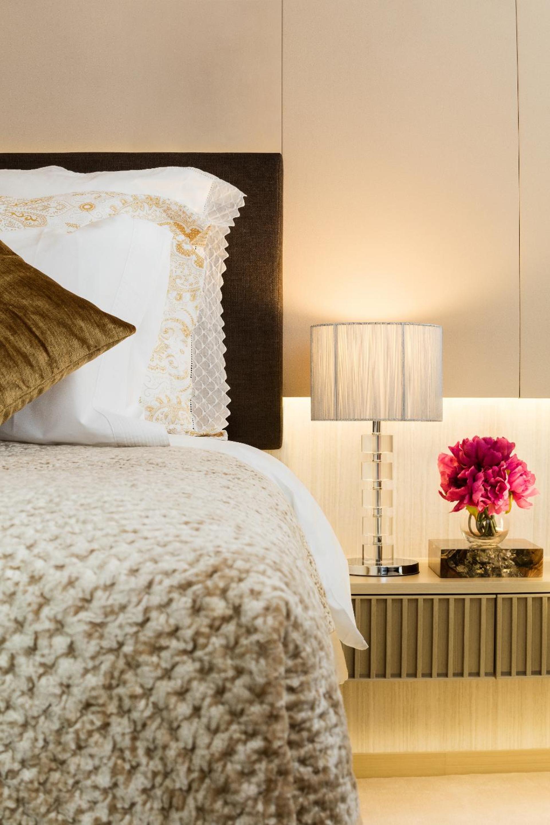 Burlington Suite King thumbnail 6