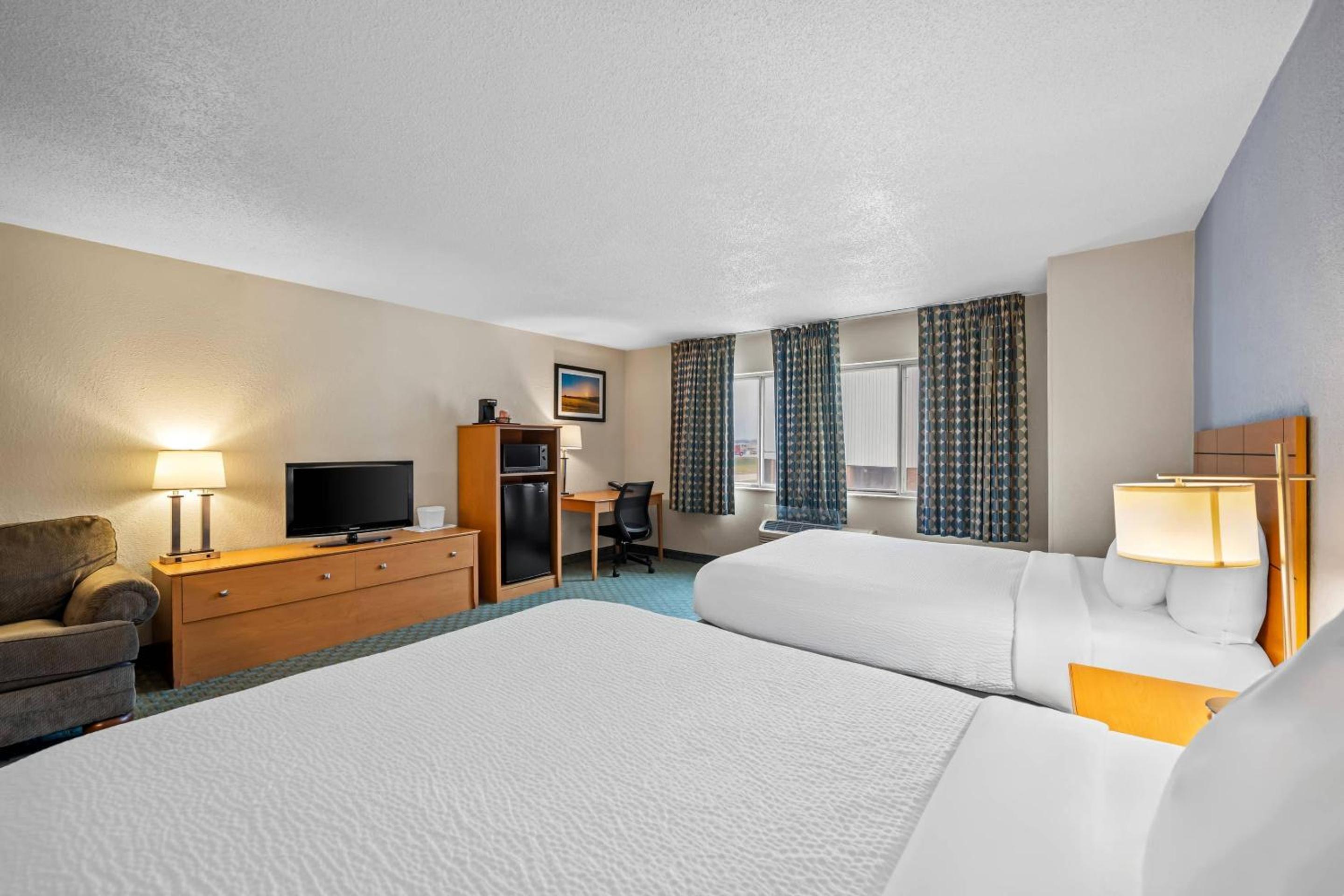 Queen Suite with Two Queen Beds - Non Smoking - Photo 4
