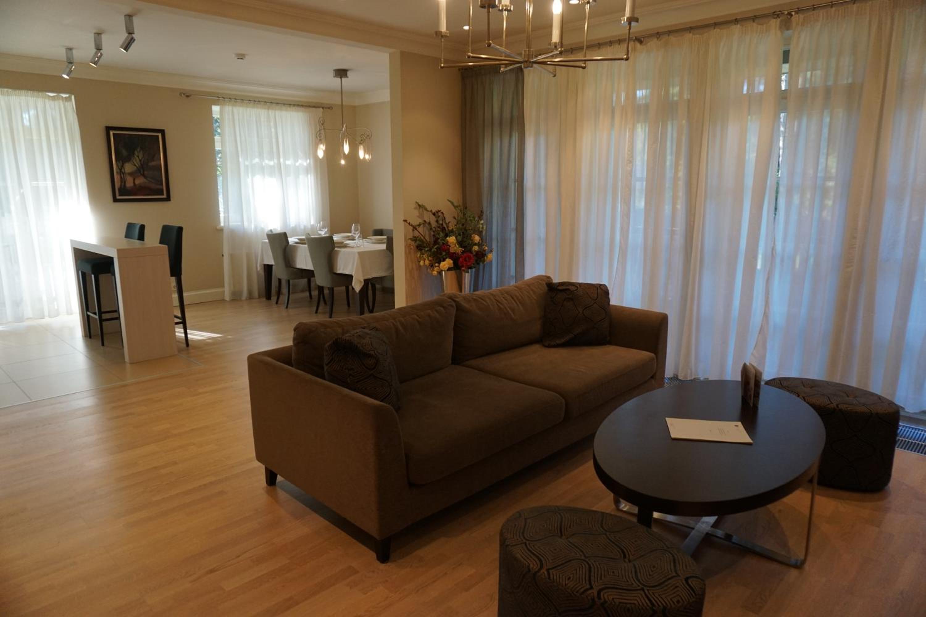 Three-Bedroom Apartment with Balcony photo 2