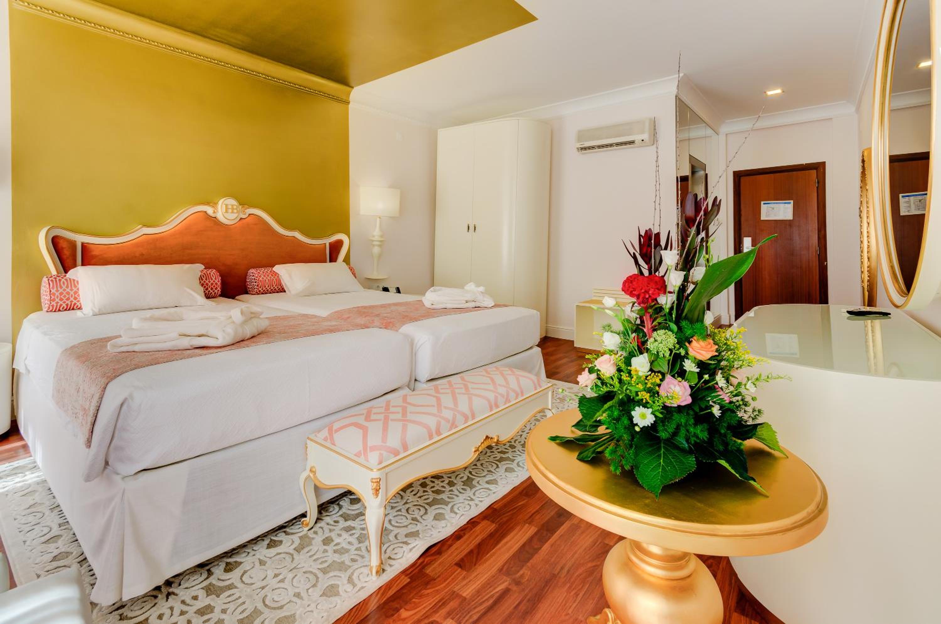 Superior Twin Room with Chiado View