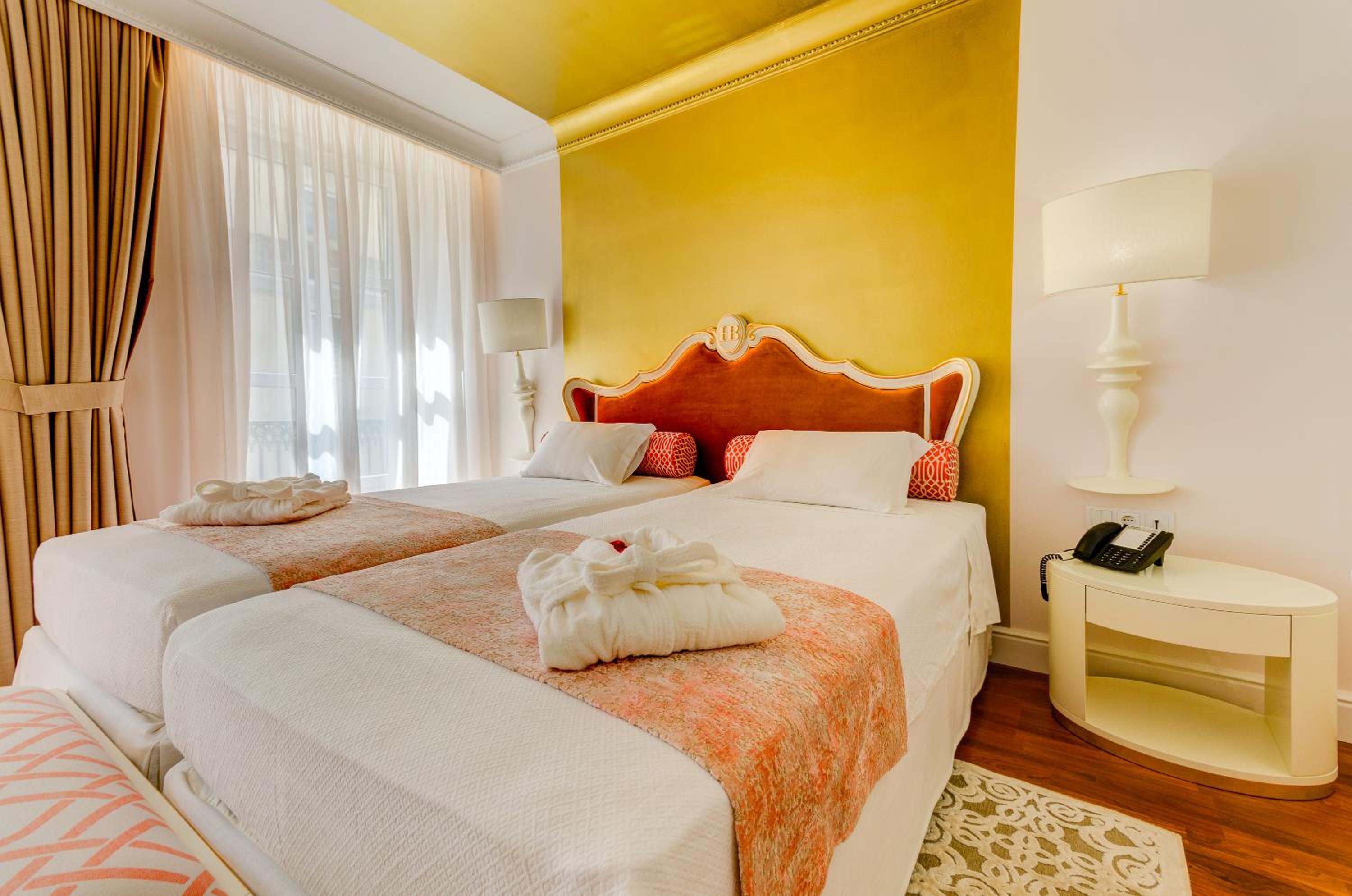 Superior Twin Room with Chiado View