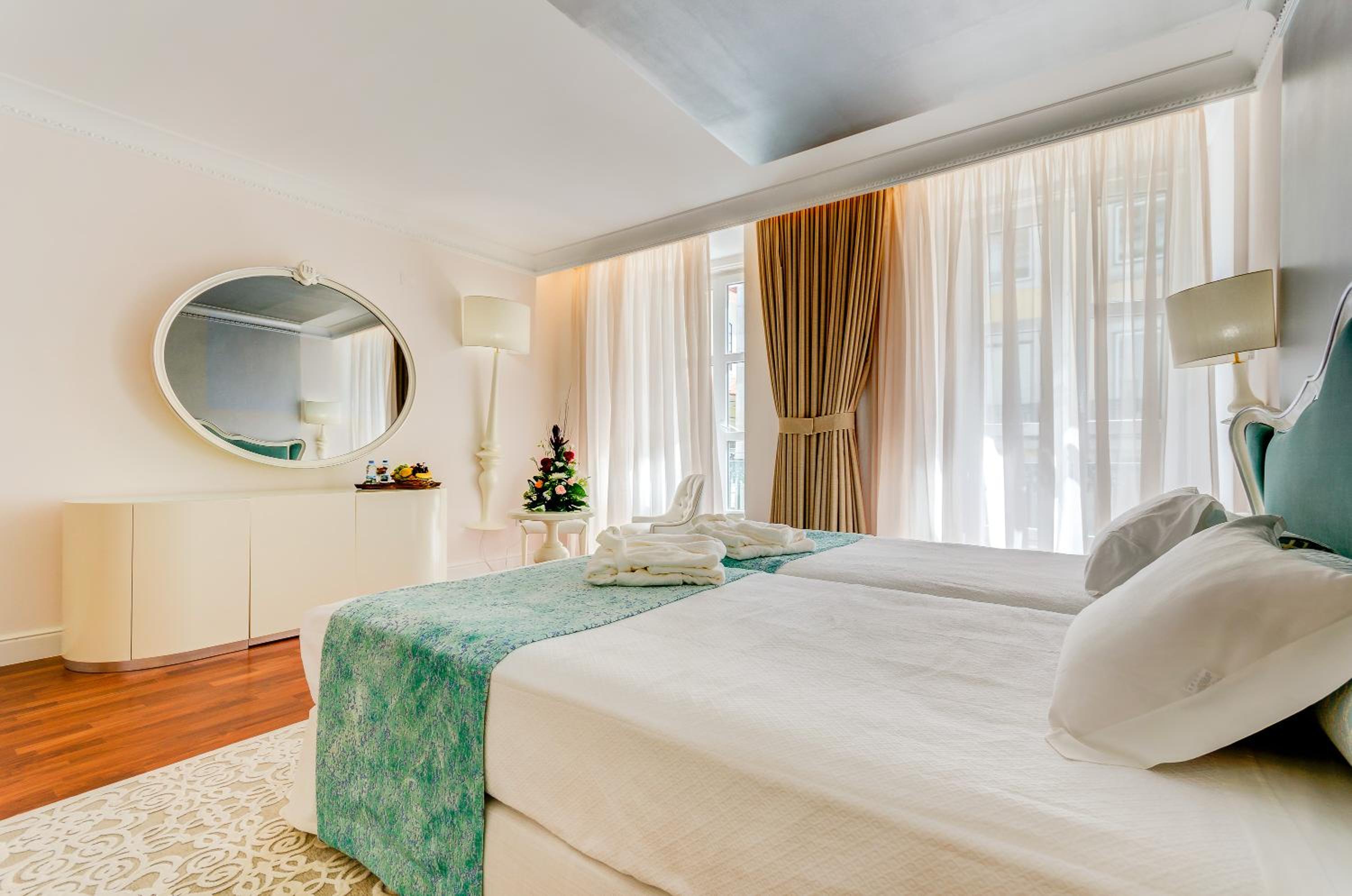 Superior Twin Room with Chiado View