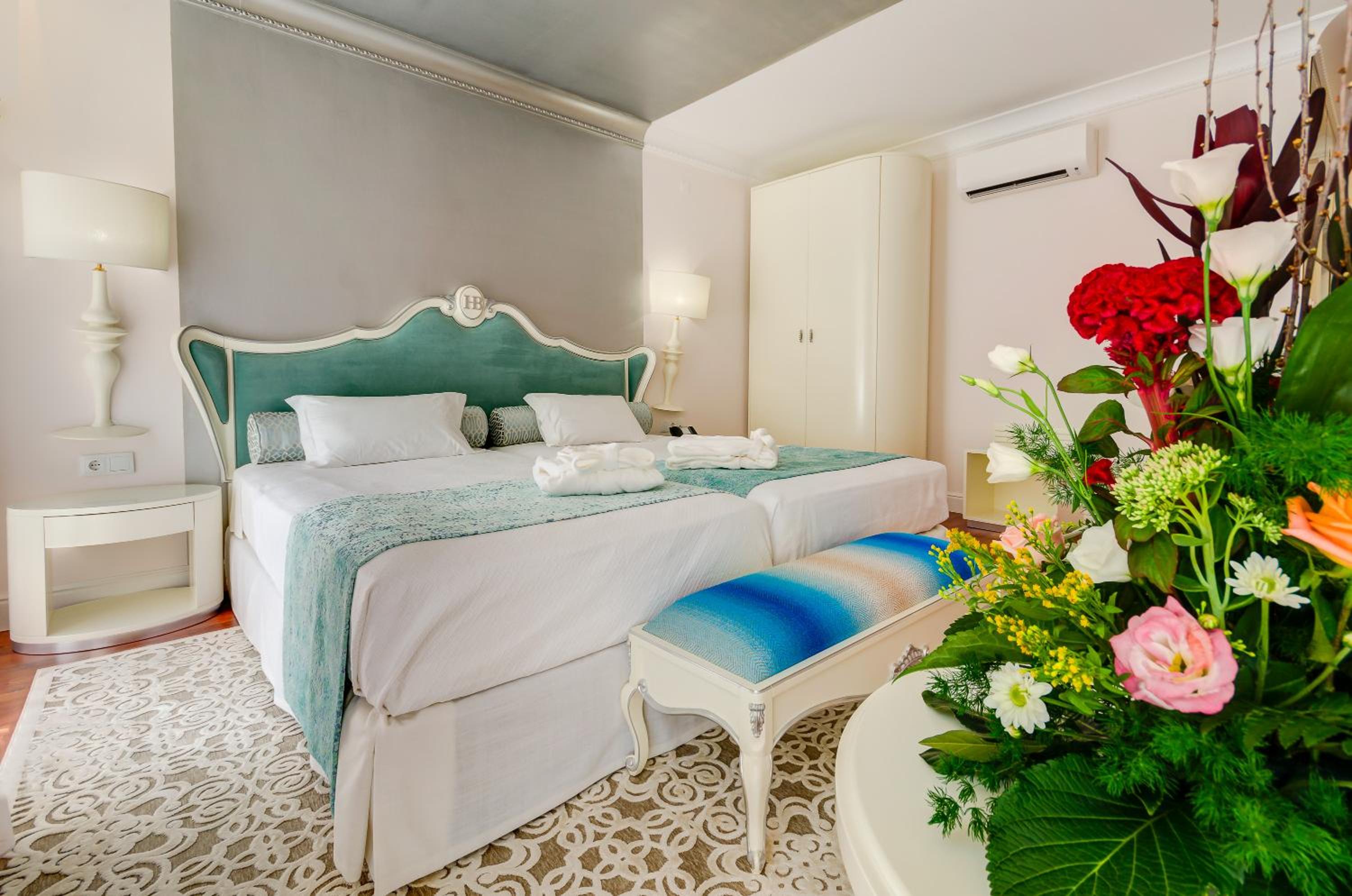Superior Twin Room with Chiado View