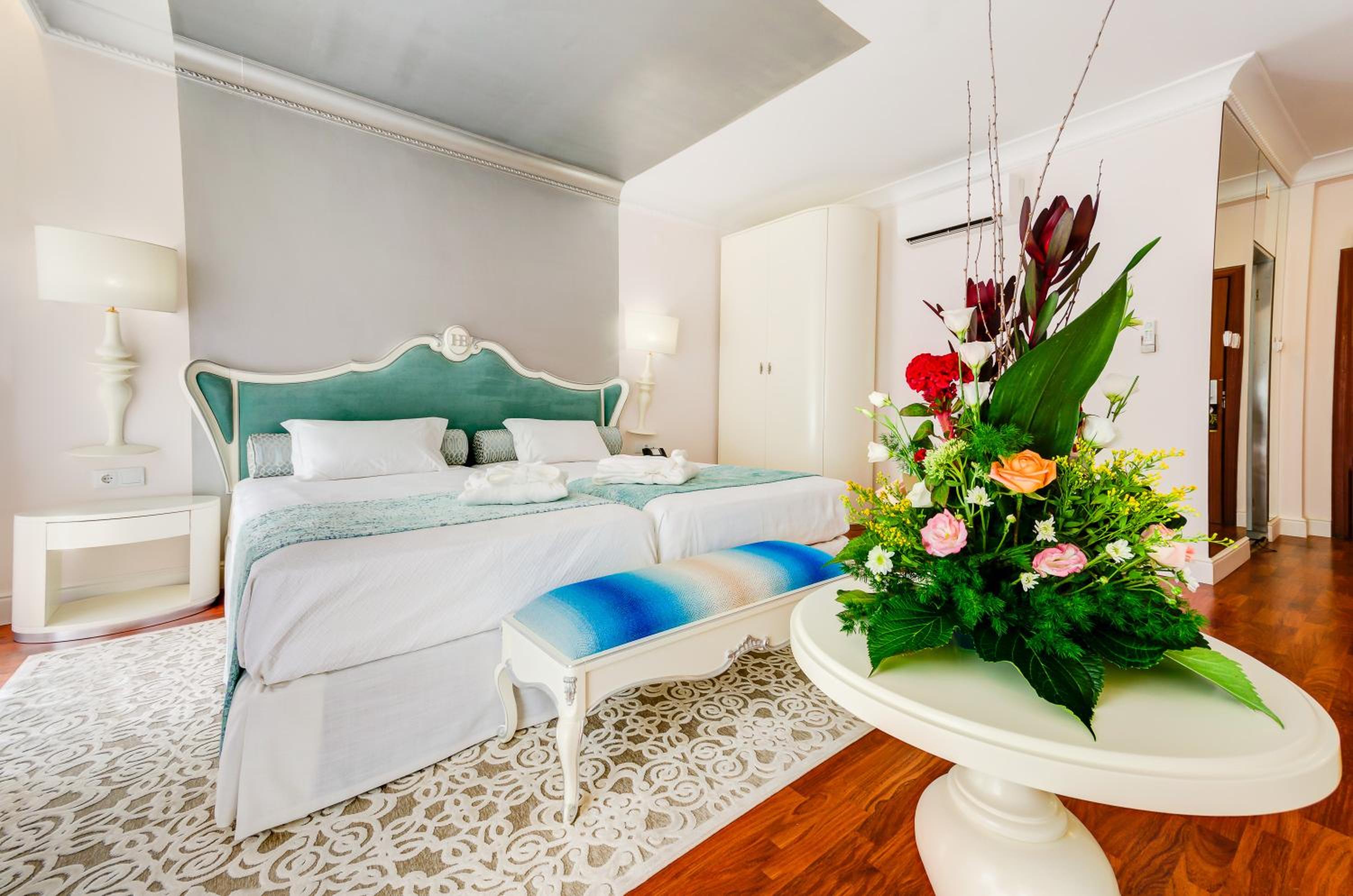 Superior Twin Room with Chiado View thumbnail 5